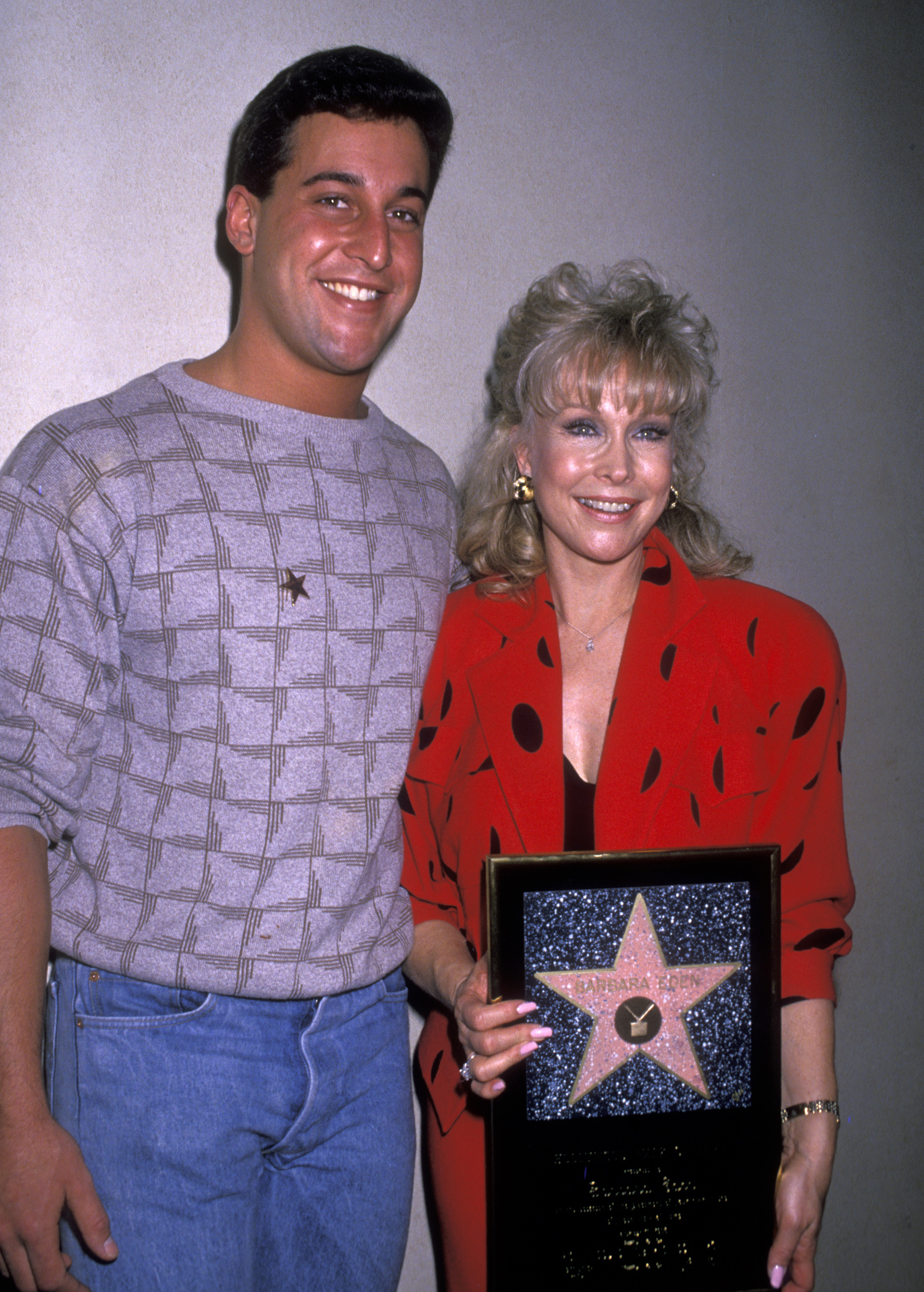 Barbara Eden et Matthew Ansara assistent à la "cérémonie du Hollywood Walk of Fame honorant Barbara Eden d'une étoile" à Hollywood, Californie, le 17 novembre 1988. | Source : Getty Images