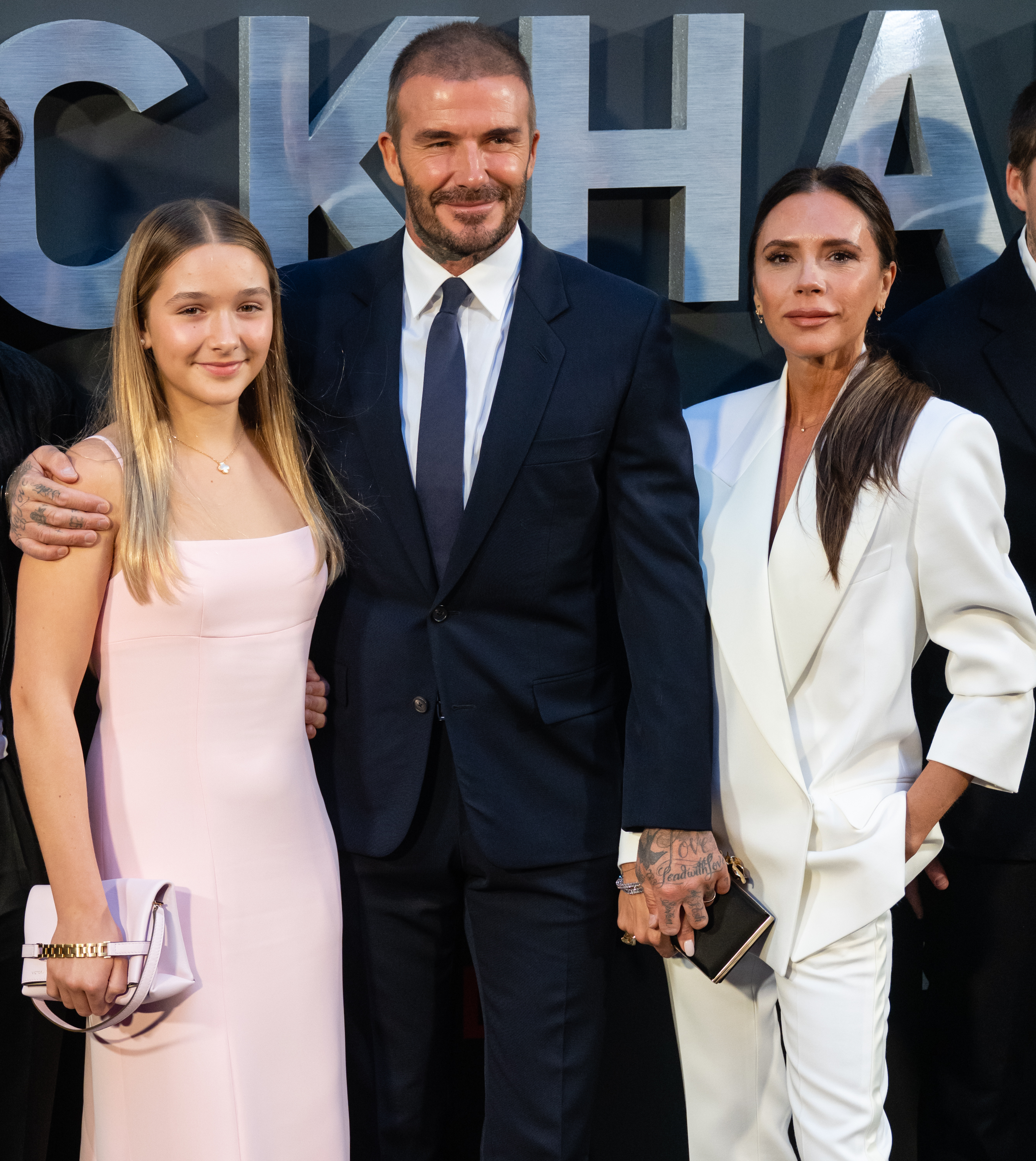 Harper, David et Victoria Beckham lors de la première britannique de "Beckham" à Londres, en Angleterre, le 3 octobre 2023 | Source : Getty Images