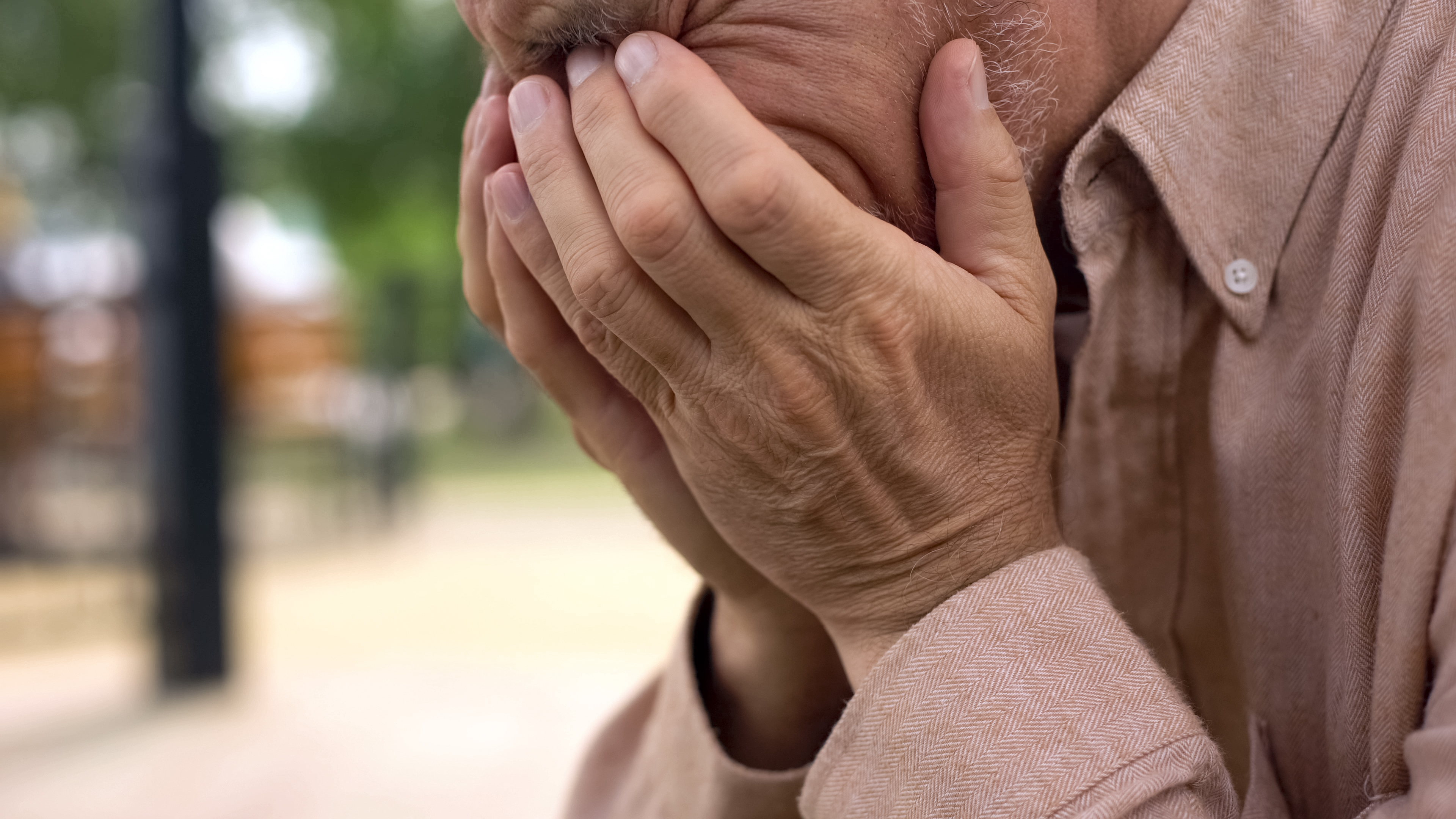 Un homme qui pleure | Source : Getty Images