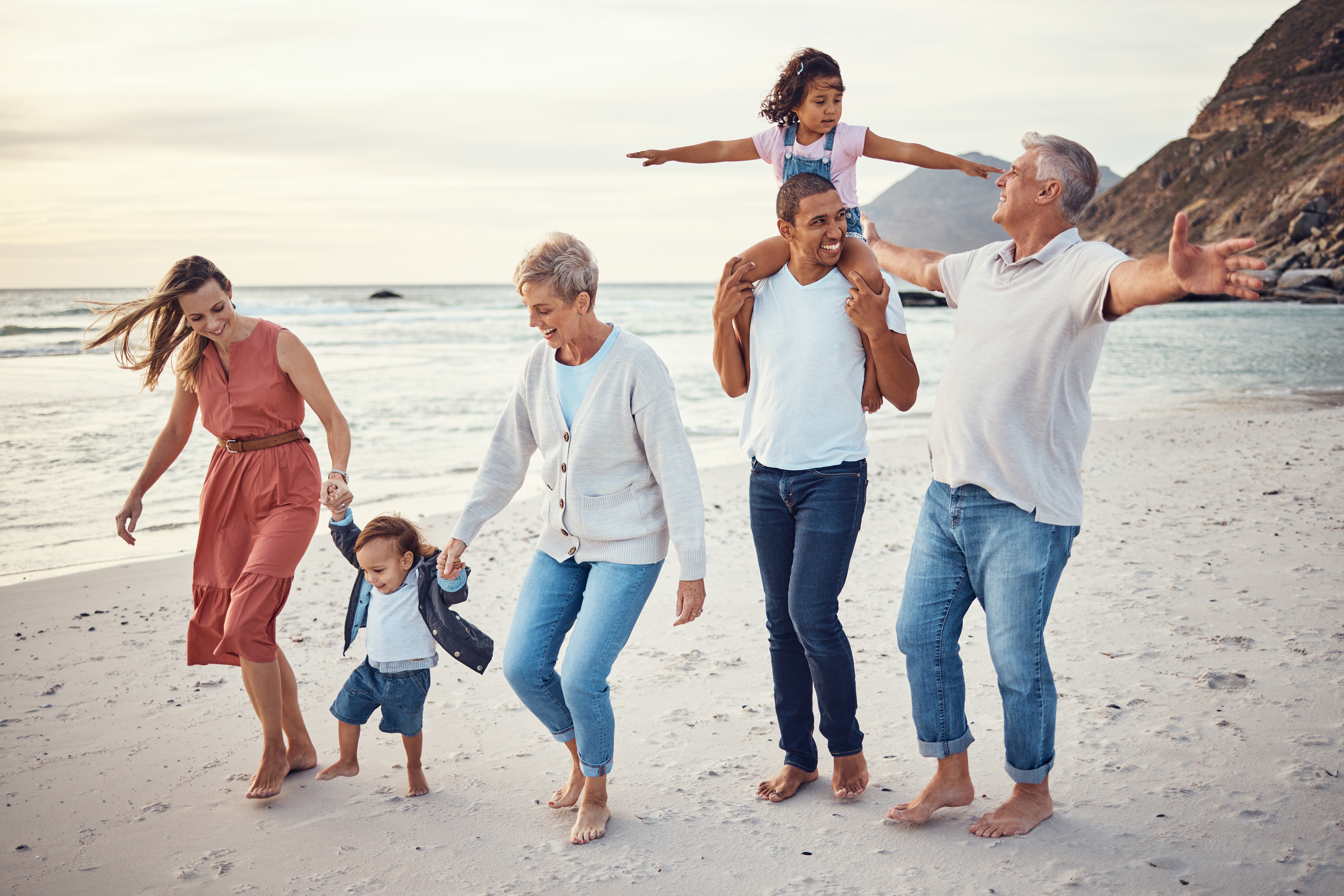Famille sur la plage | Source : Shutterstock