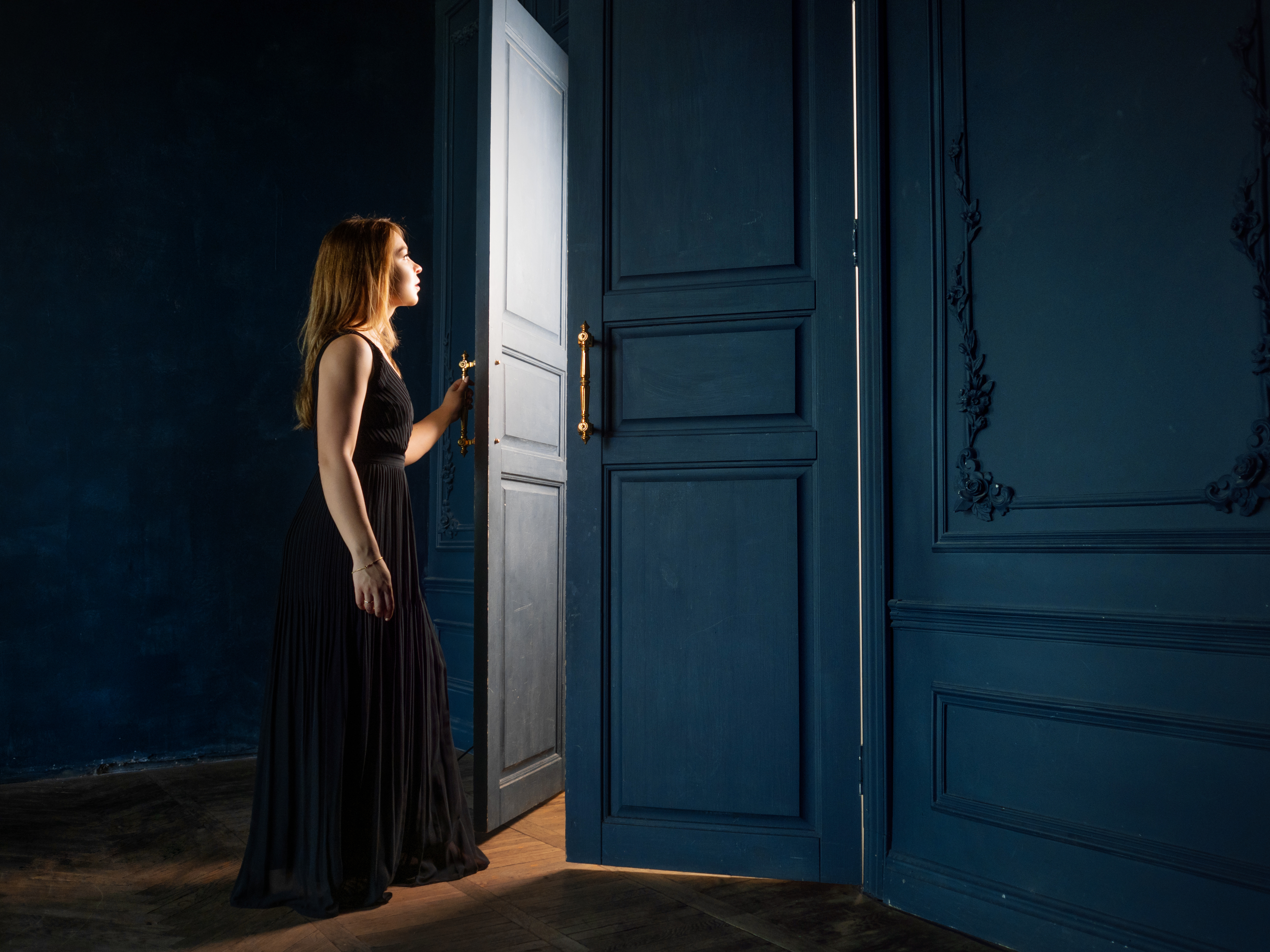 Femme ouvrant la porte d'une pièce | Source : Shutterstock