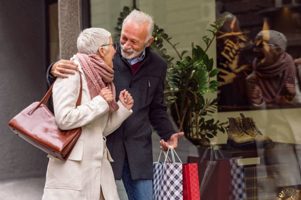 Des personnes âgées fisant des courses | photo : Pixabay