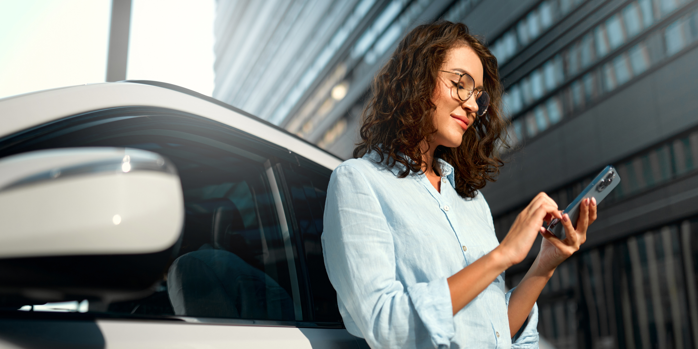 Une femme utilisant son téléphone | Source : Shutterstock