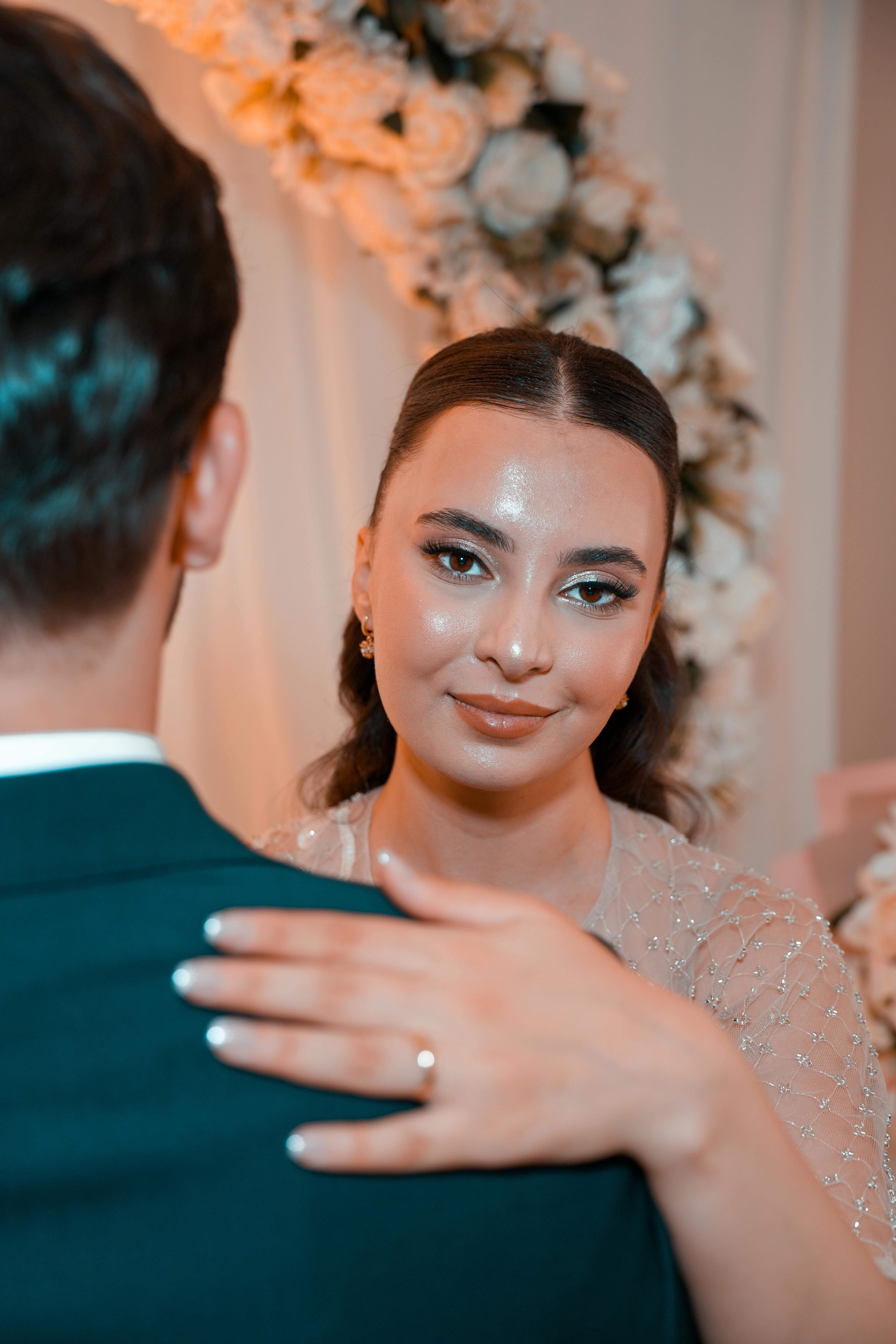 Une mariée heureuse qui danse lors de son mariage | Source : Pexels