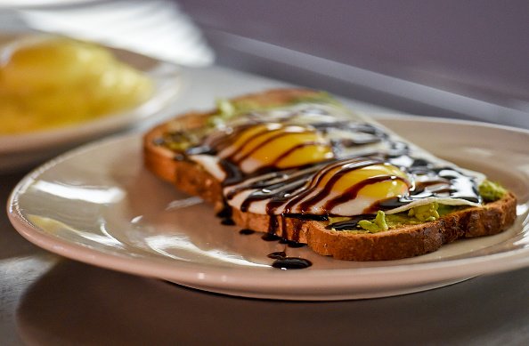 Une commande de toast à l'avocat prête à être servie. |Photo : Getty Images.