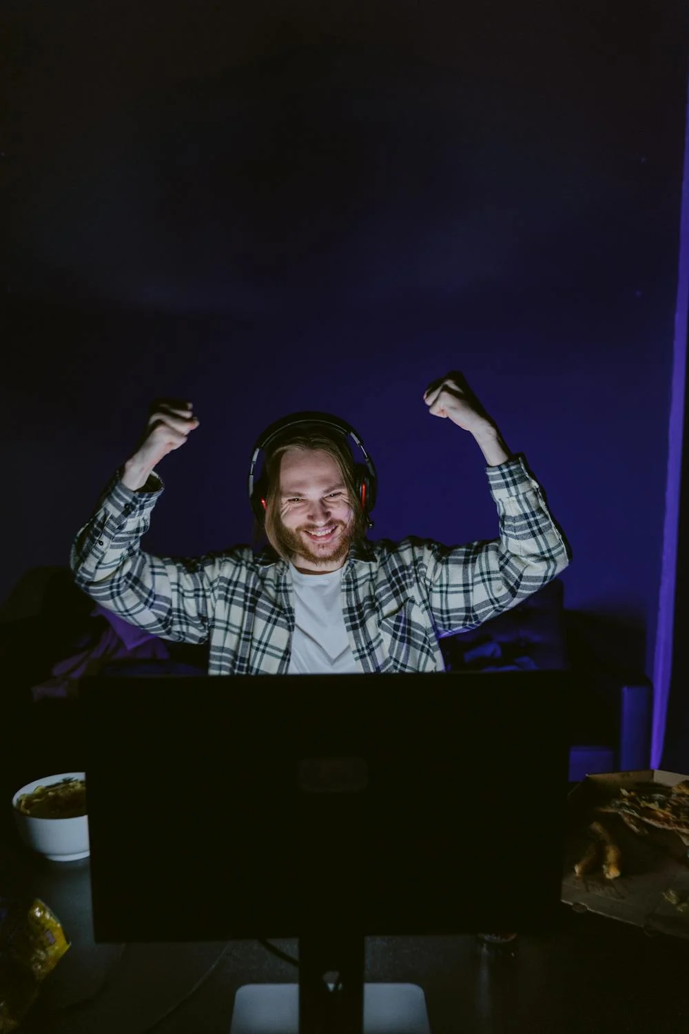 Un homme jouant à des jeux informatiques | Source : Pexels