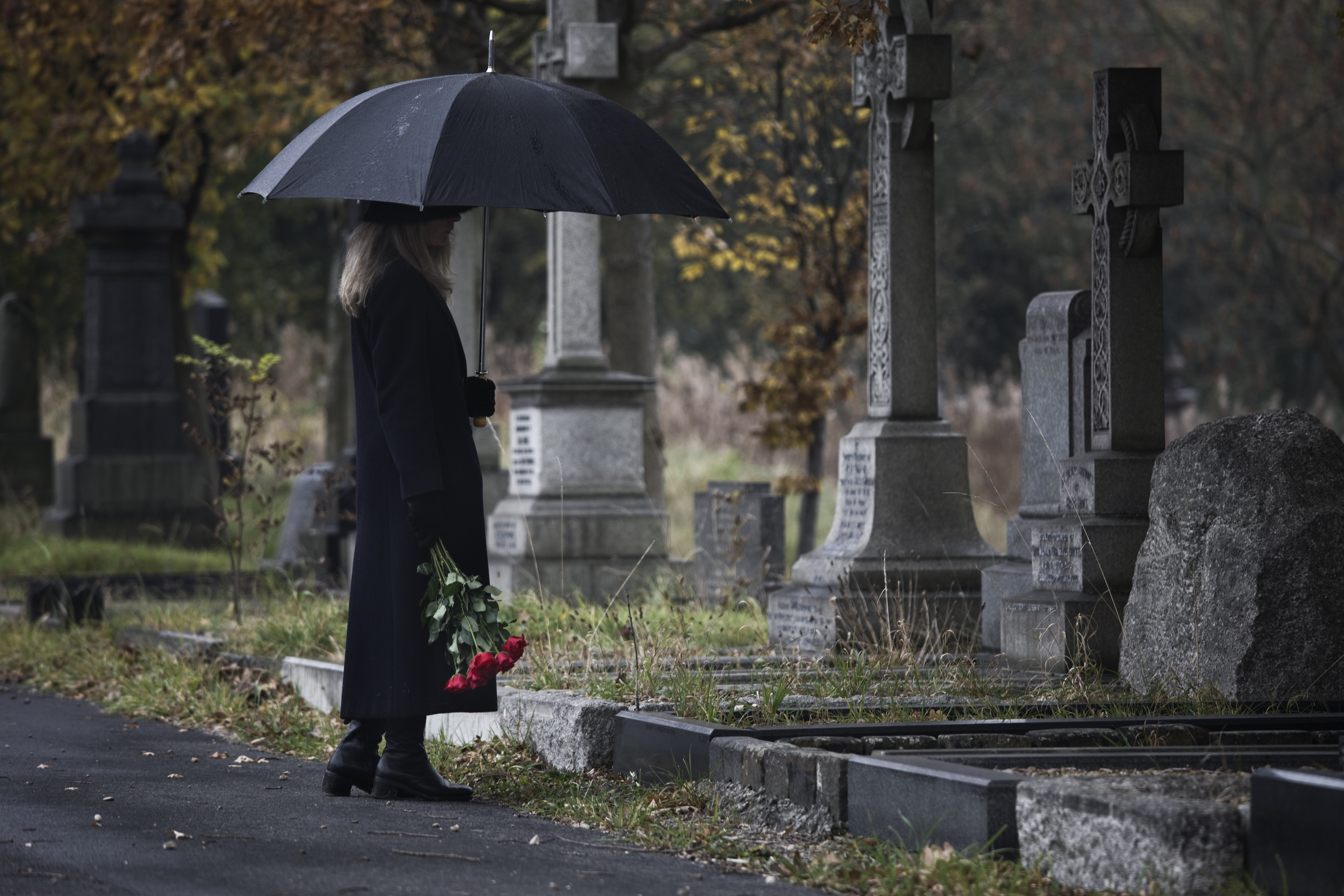 Une femme se rendant sur une tombe | Source : Getty Images