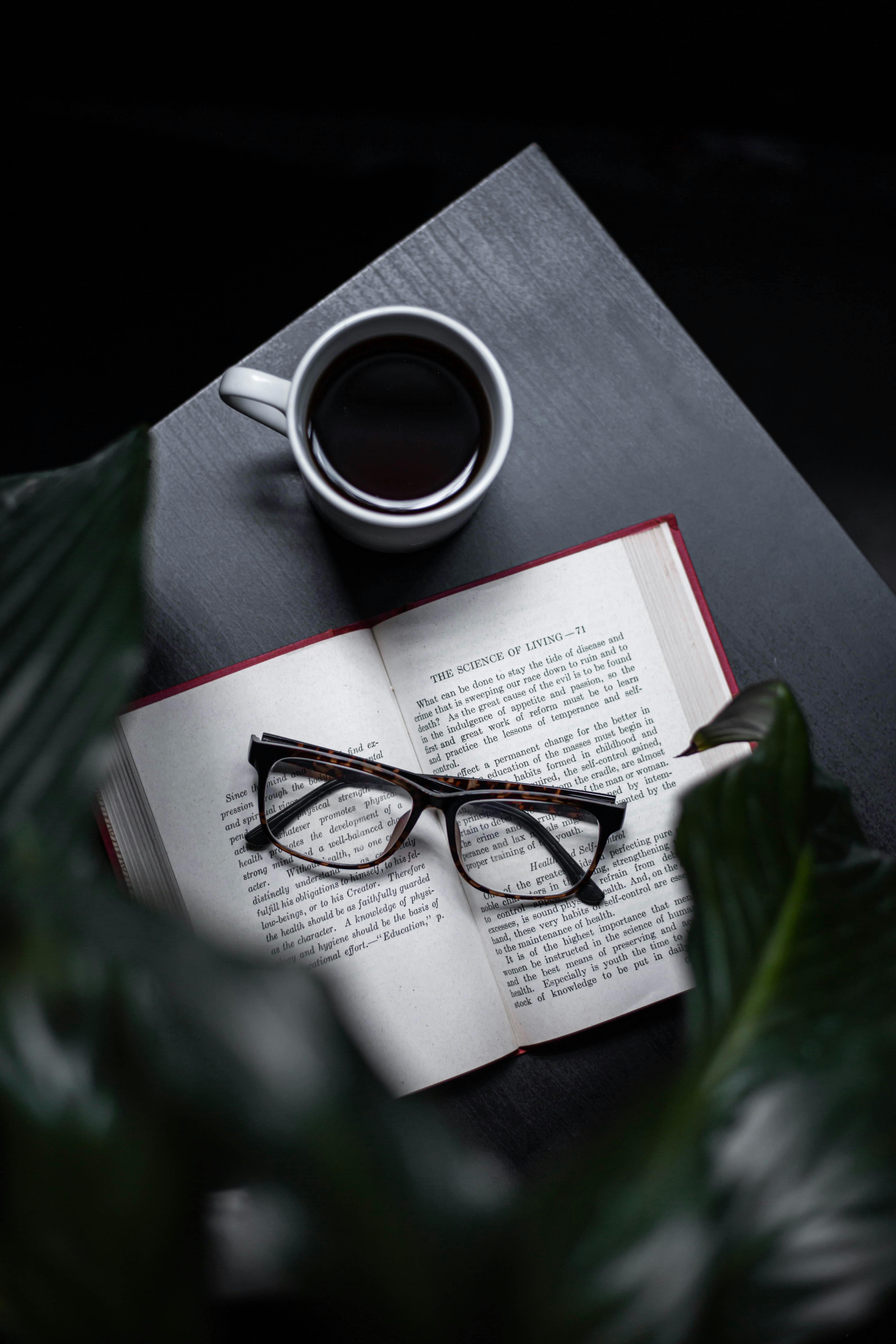 Un livre et une tasse de café | Source : Pexels