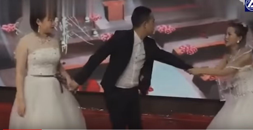 Novia suplica de rodillas a su ex en plena boda. | Foto: YouTube/The AIO Entertaiment