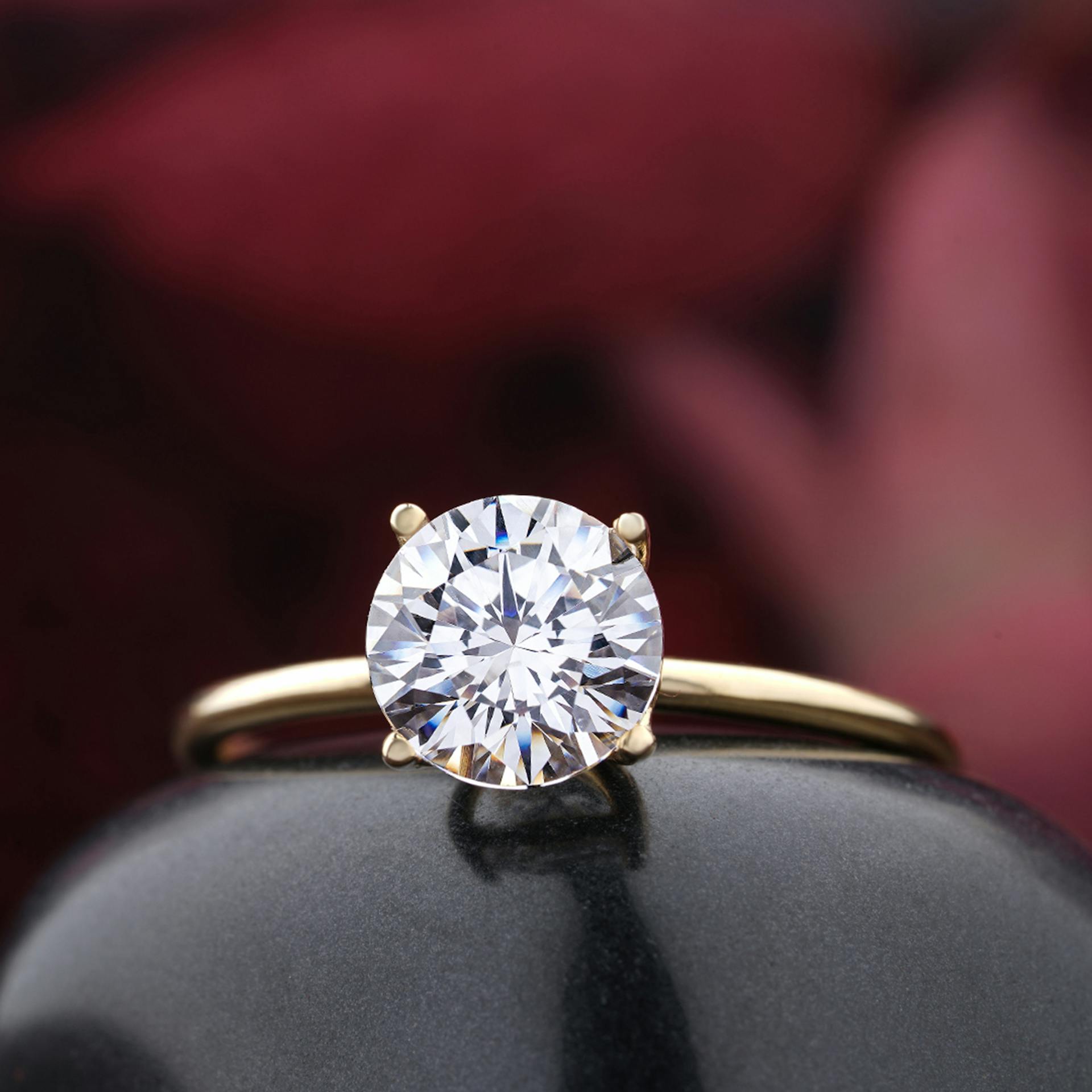 Gros plan sur une bague en diamant | Source : Pexels