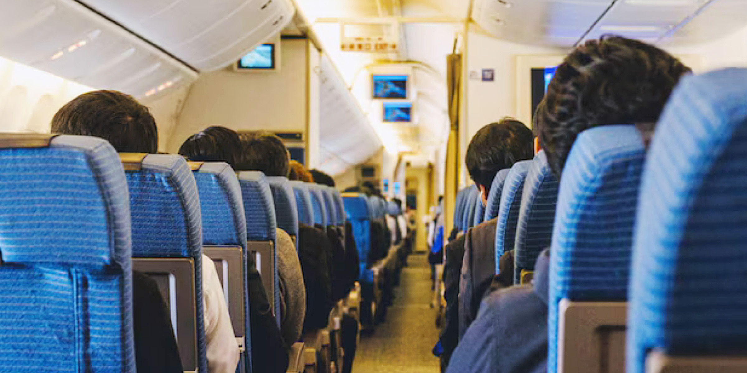 Des personnes assises à l'intérieur d'un avion | Source : Freepik