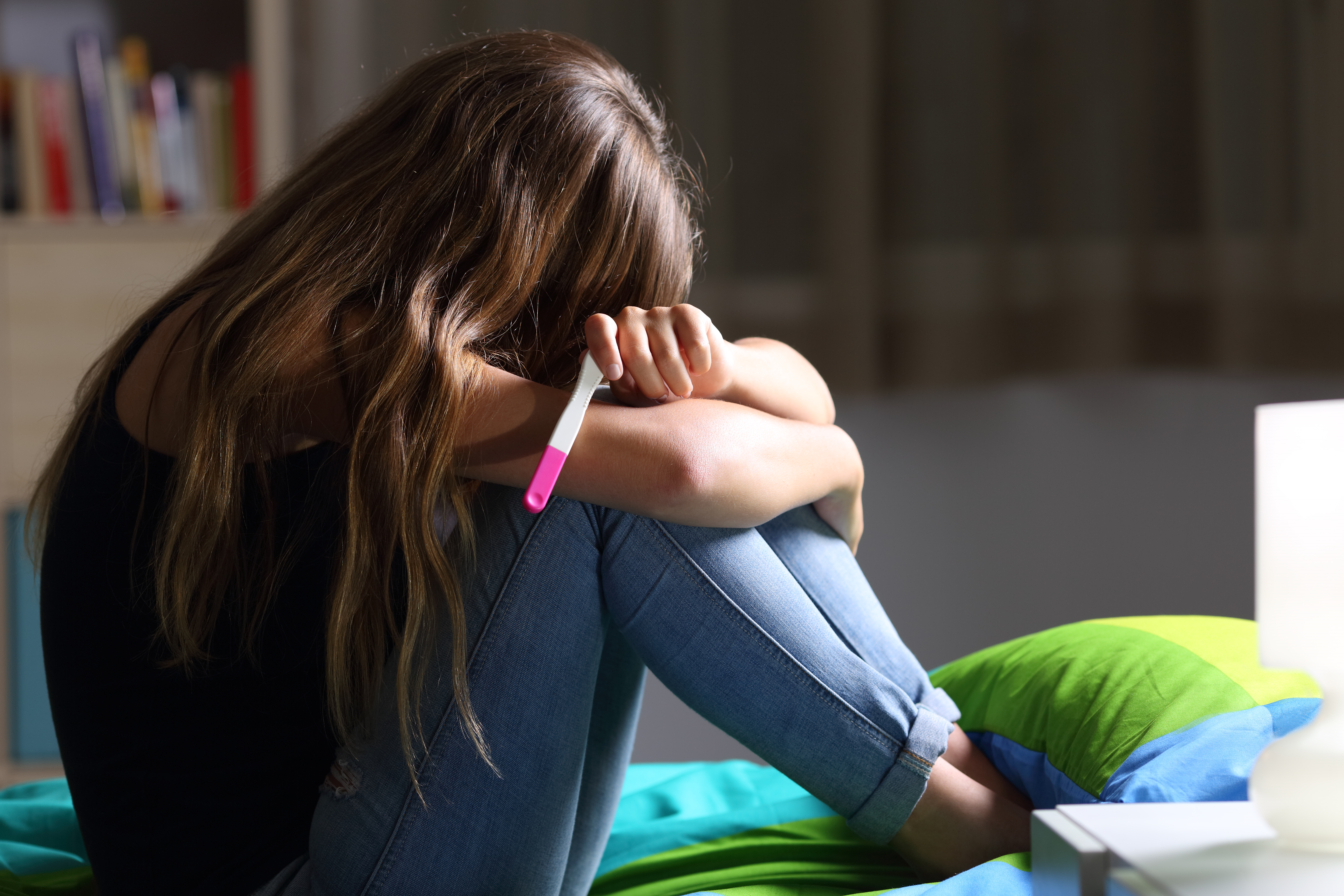 Une adolescente qui pleure à cause d'un test de grossesse positif | Source : Shutterstock