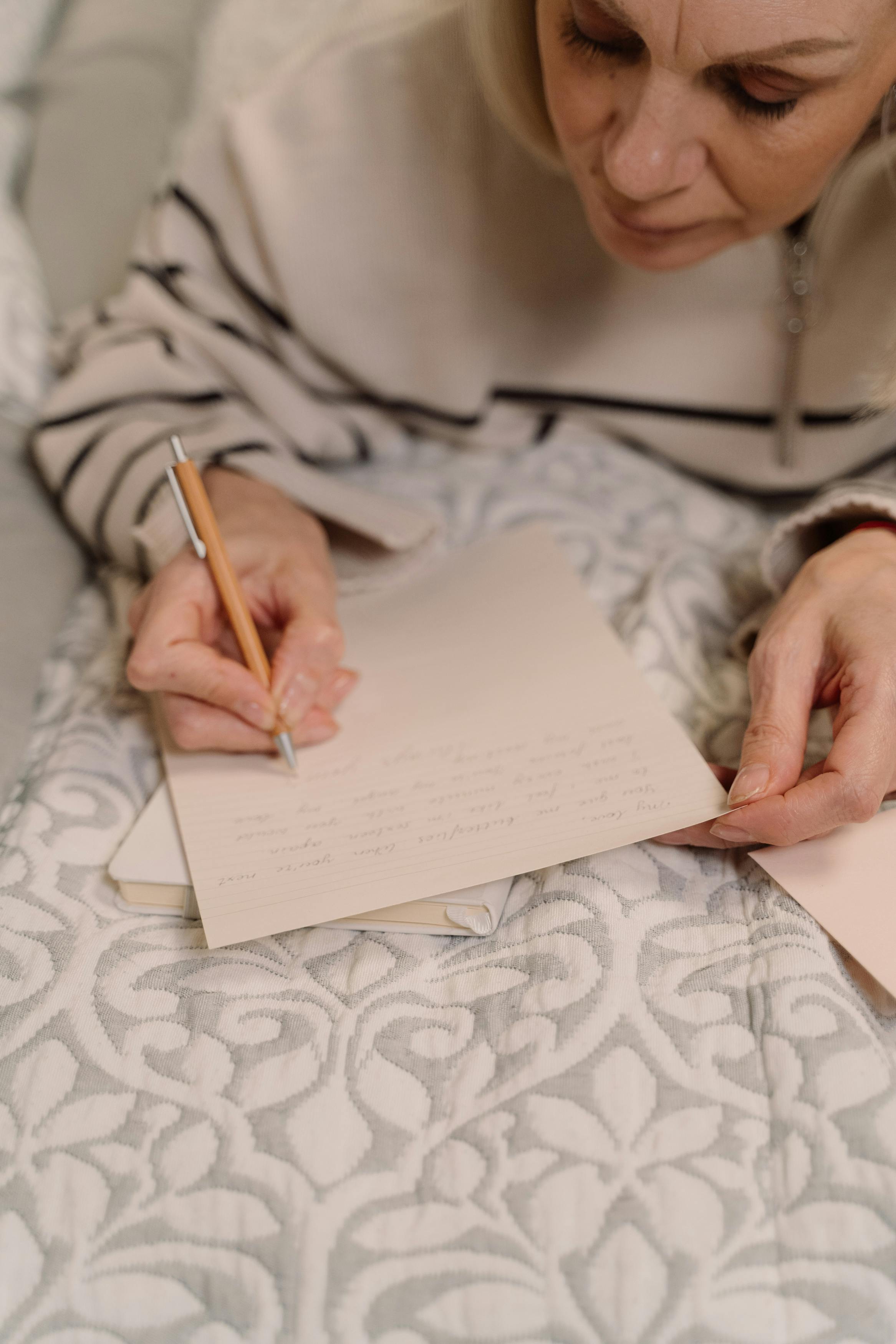 Une personne qui écrit une lettre | Source : Pexels