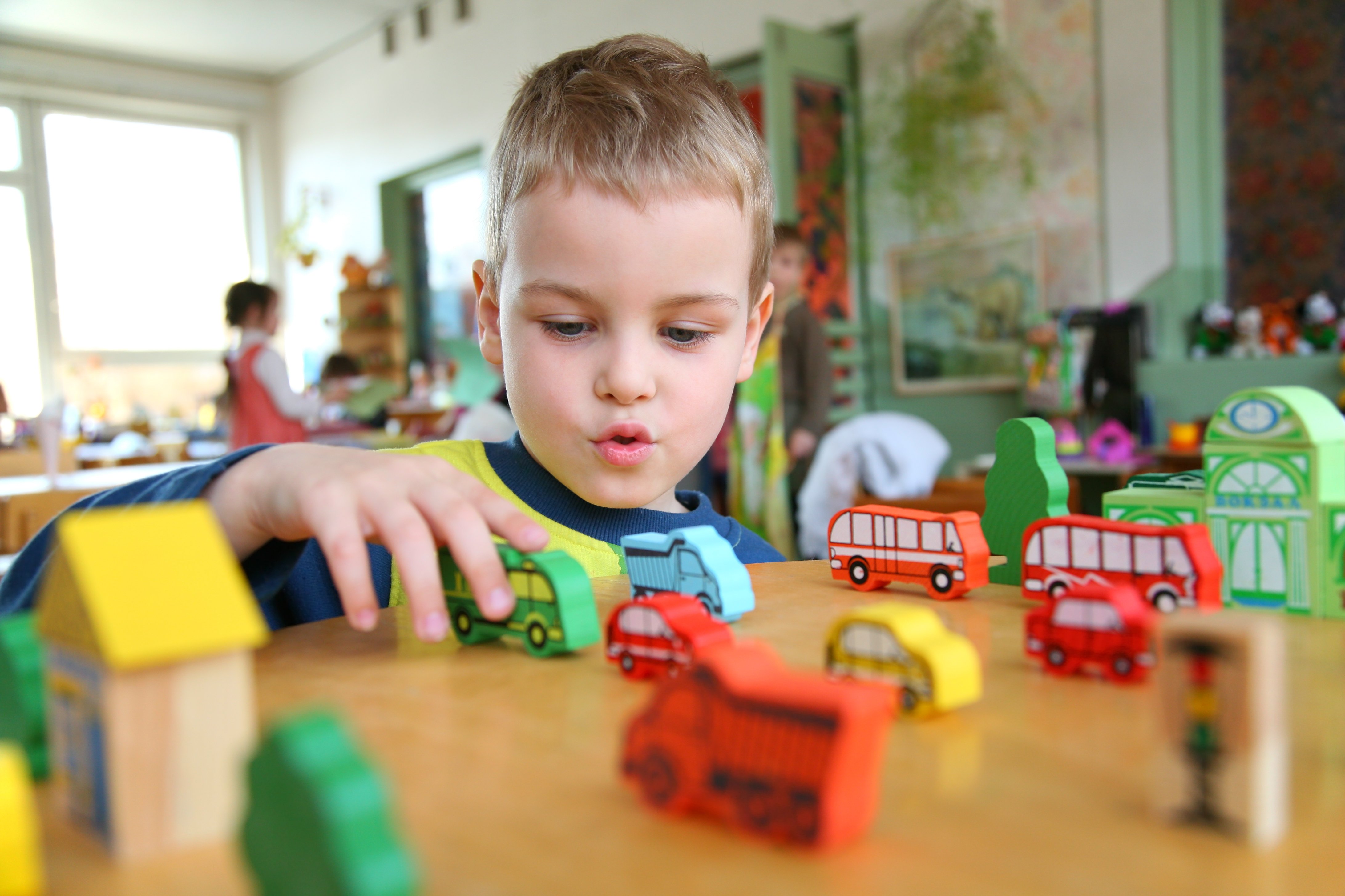 Un petit garçon qui joue avec des voitures à l'école | Image: Flickr