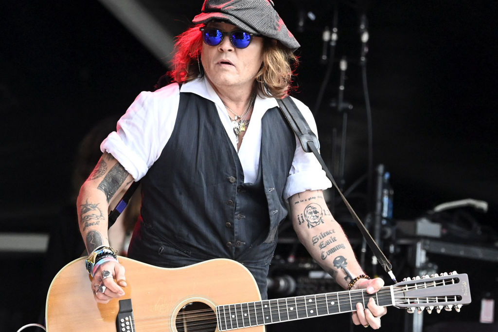 Johnny Depp se produit sur scène avec Jeff Beck lors du Helsinki Blues Festival à Helsinki le 19 juin 2022. (Photo by Jussi Nukari / Lehtikuva / AFP) / Finlande OUT (Photo by JUSSI NUKARI/Lehtikuva/AFP via Getty Images)