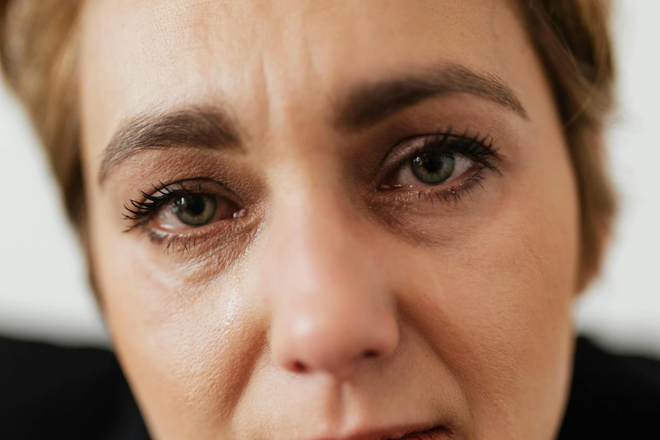 Une femme en pleurs qui regarde la caméra | Source : Pexels