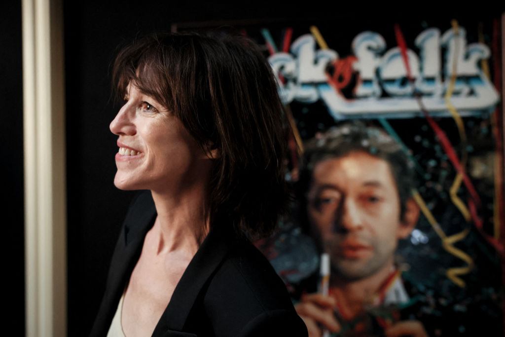 L'actrice et chanteuse française Charlotte Gainsbourg assiste à la cérémonie d'inauguration de la « Maison Gainsbourg », première institution culturelle dédiée à son père, le défunt artiste Serge Gainsbourg (1928-1991), dans son ancienne maison à Paris, le 14 septembre 2023 I Source : Getty Images