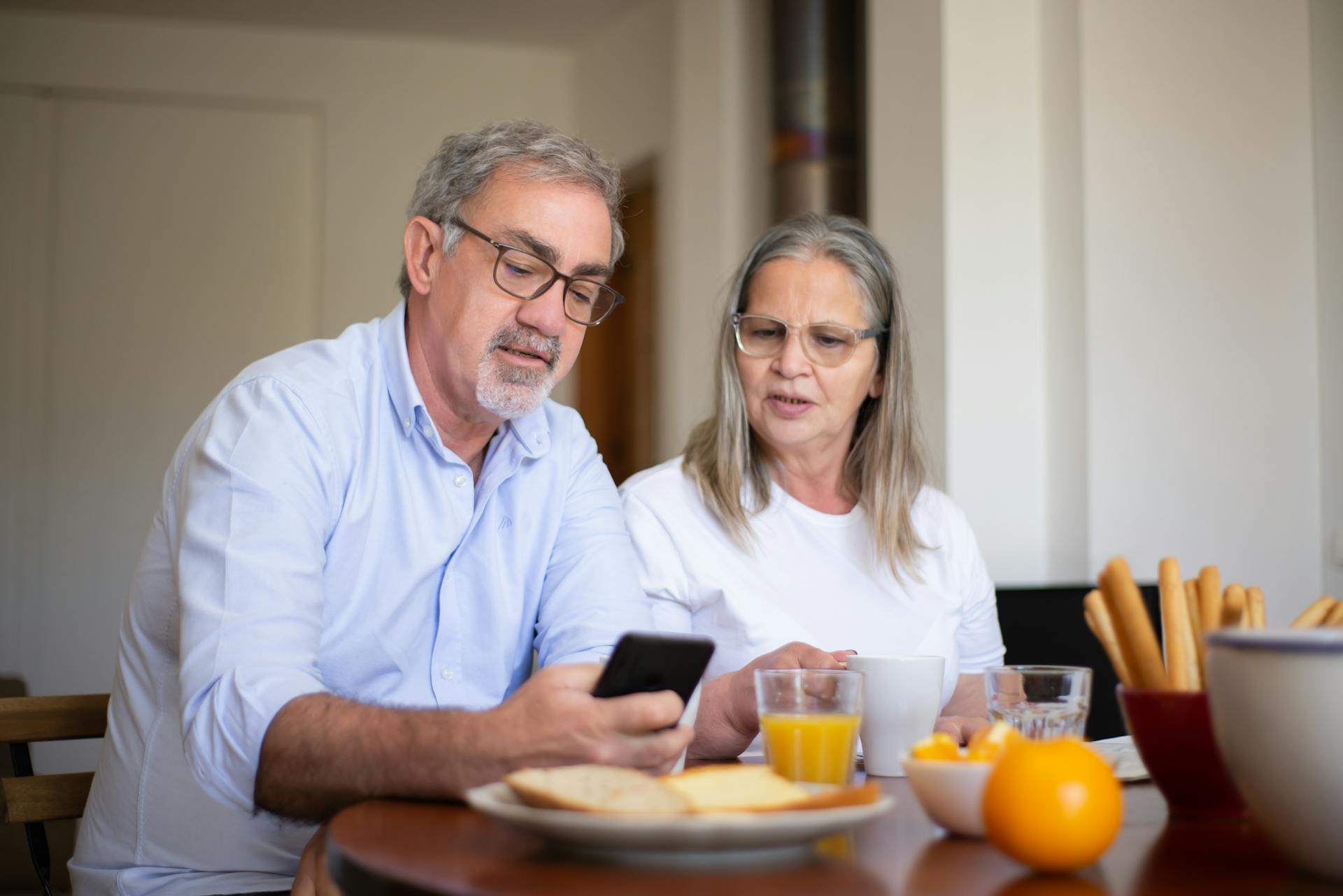 Un couple âgé assis pour le déjeuner | Source : Pexels