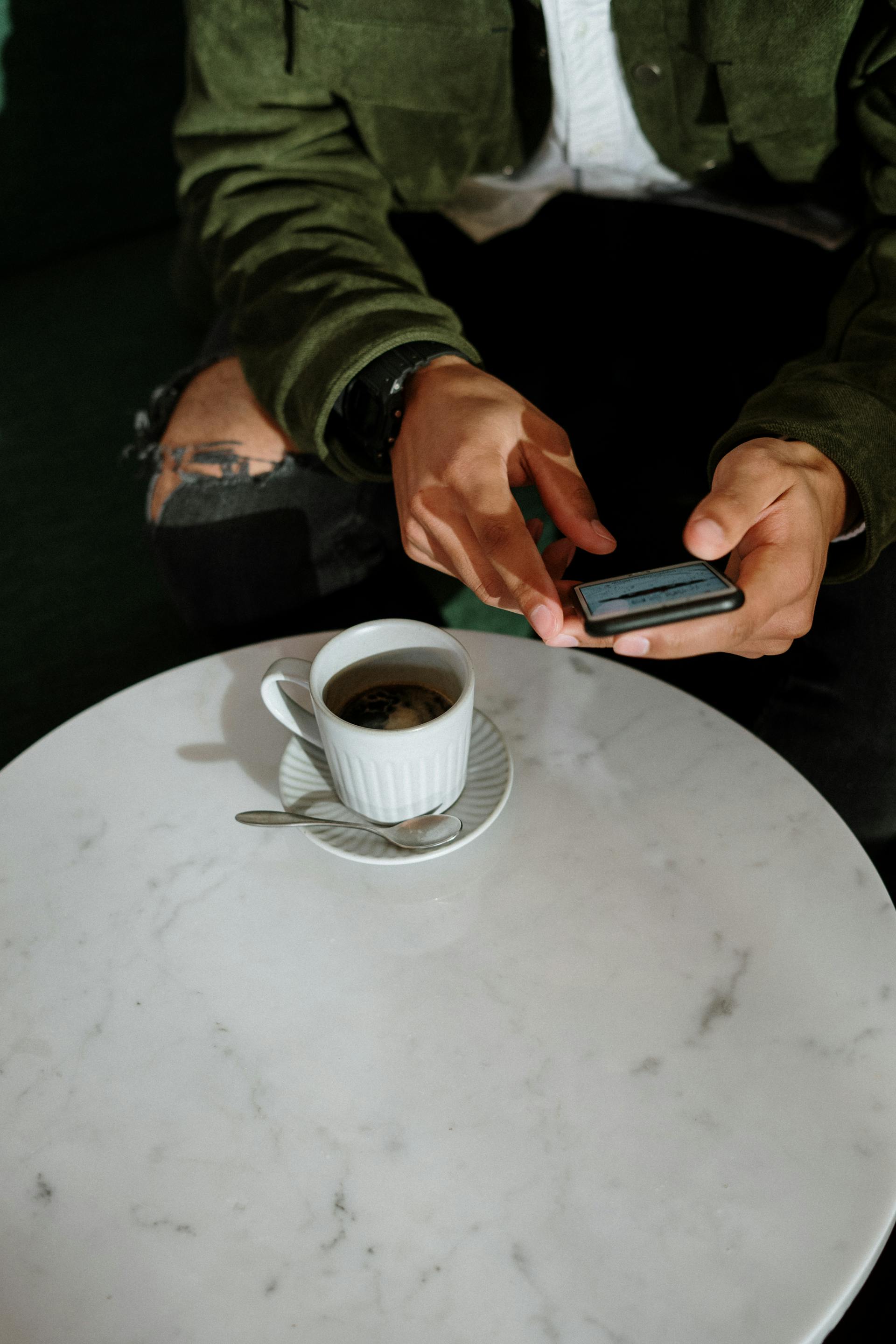Un homme utilisant son téléphone portable | Source : Pexels
