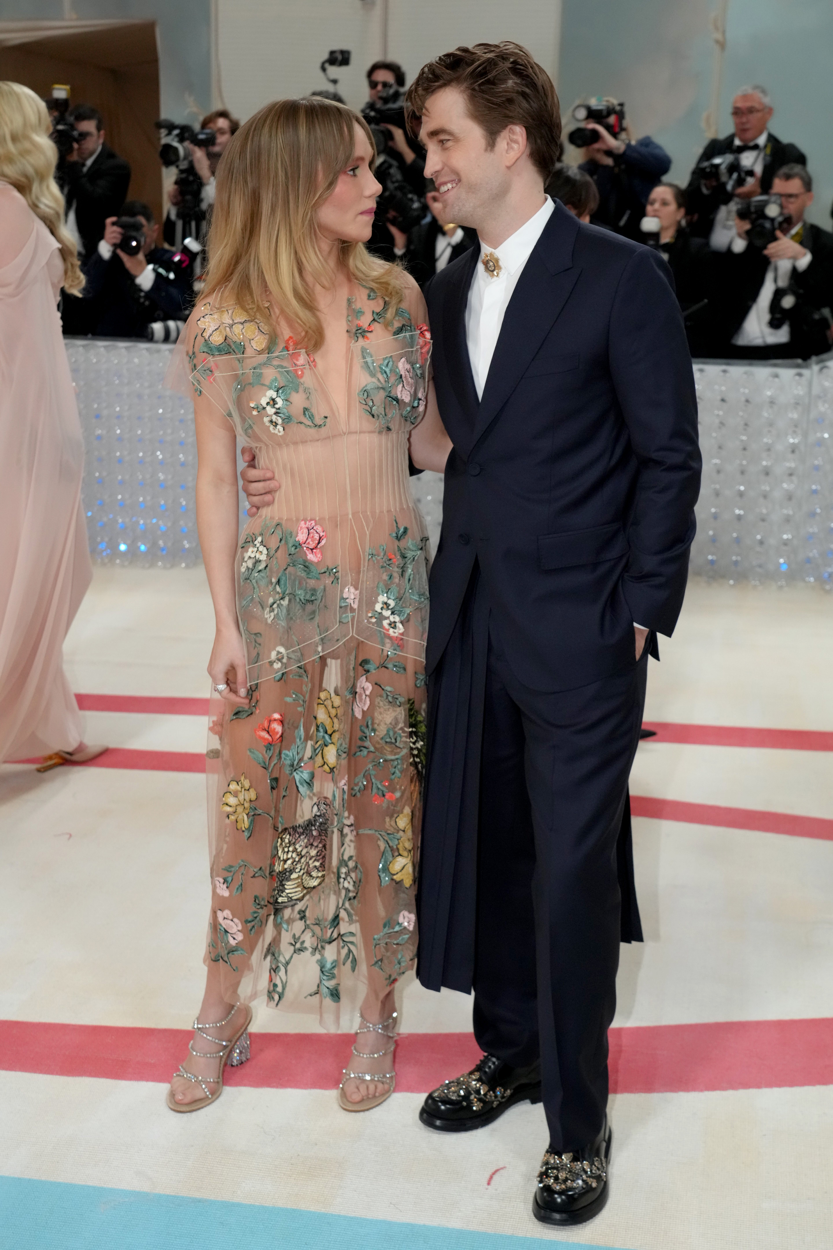 Suki Waterhouse et Robert Pattinson au gala du Met célébrant "Karl Lagerfeld : A Line Of Beauty" à New York le 1er mai 2023 | Source : Getty Images