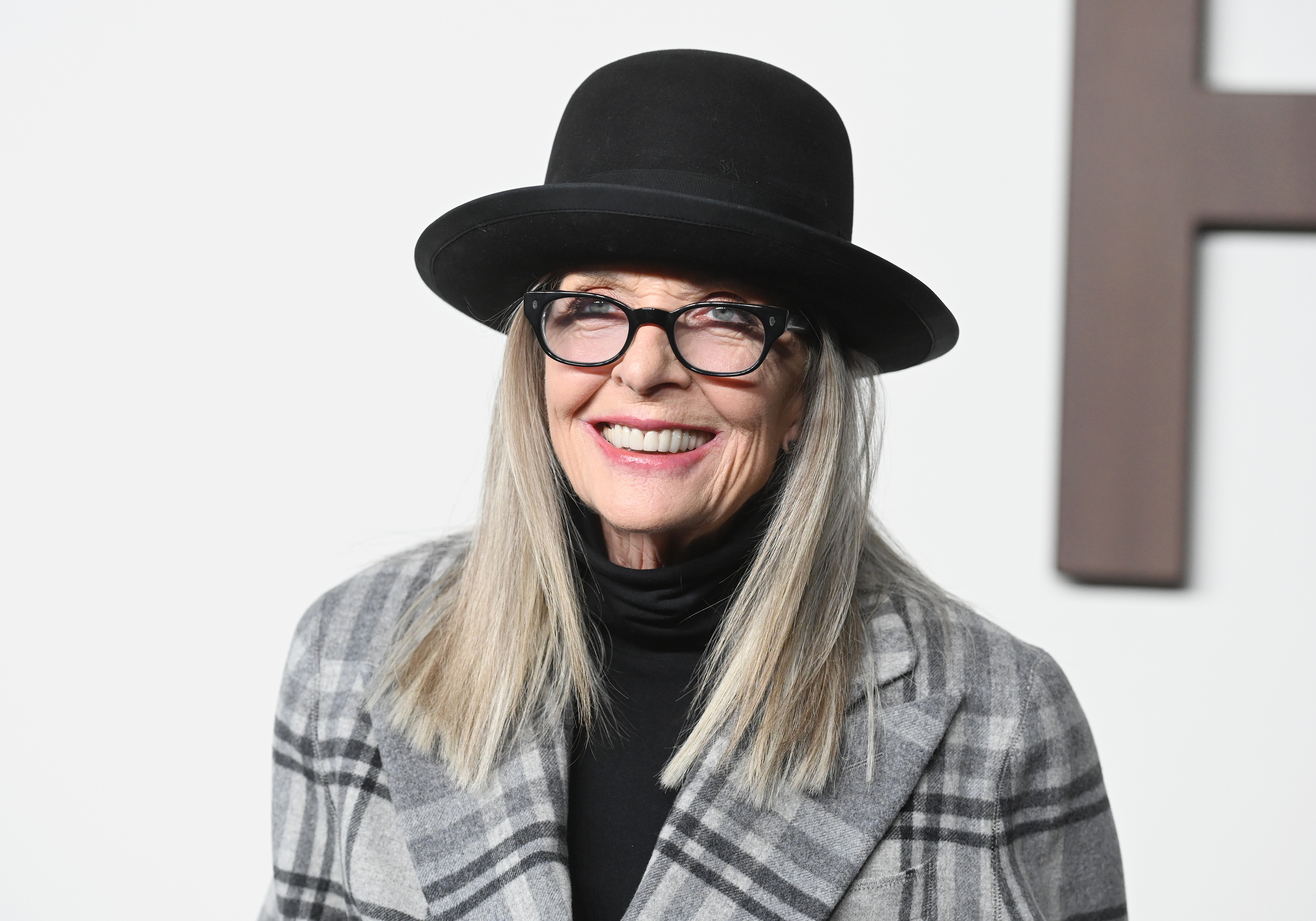 Diane Keaton pose lors du défilé de mode prêt-à-porter Ralph Lauren printemps 2024 au Brooklyn Navy Yard, le 8 septembre 2023, à Brooklyn, New York. | Source : Getty Images