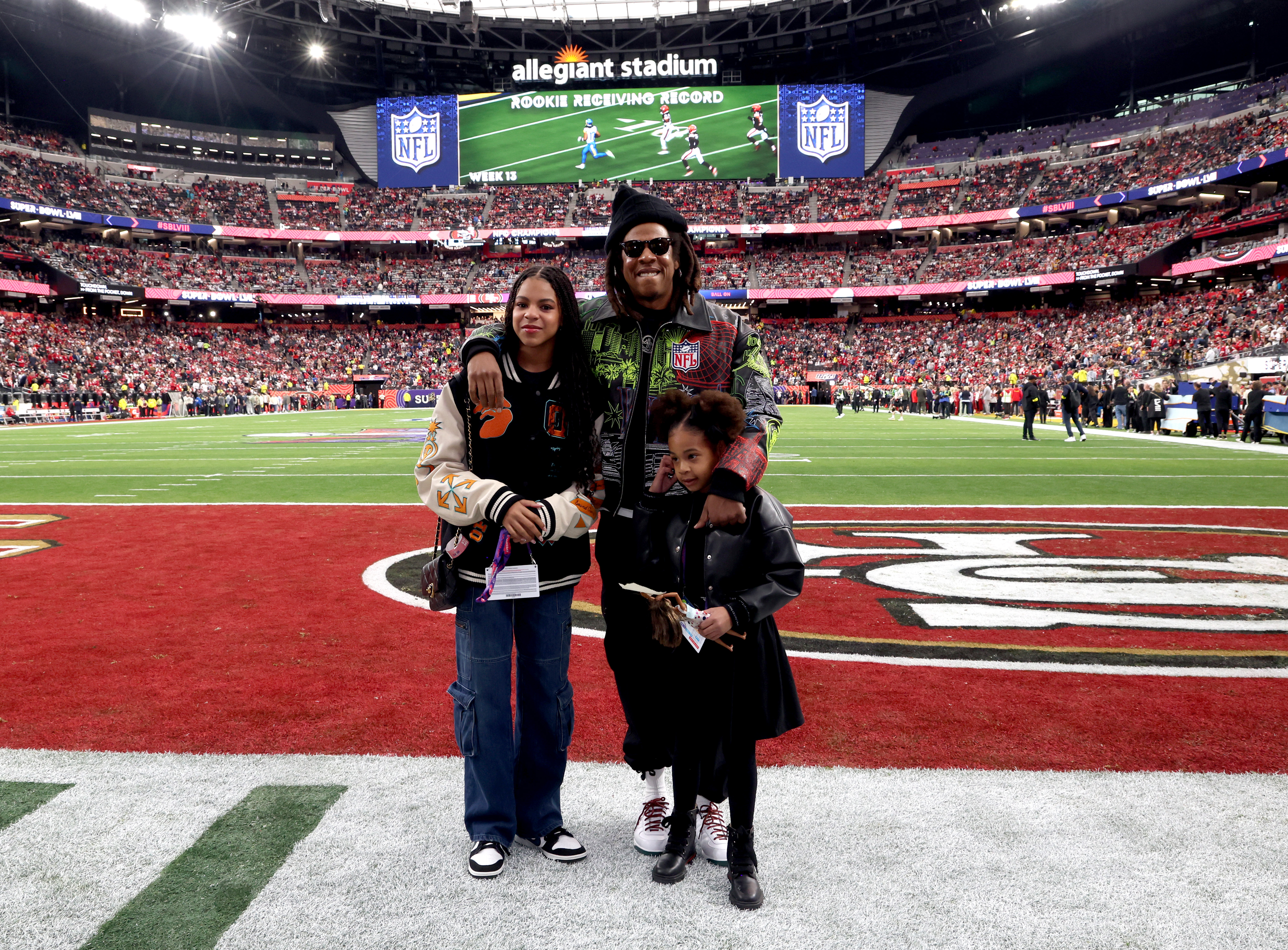 Jay-Z avec ses filles Blue Ivy et Rumi Carter avant le Super Bowl LVIII entre les contre les 49ers de San Francisco et les Chiefs de Kansas City le 11 février 2024 à Las Vegas, Nevada | Source : Getty Images