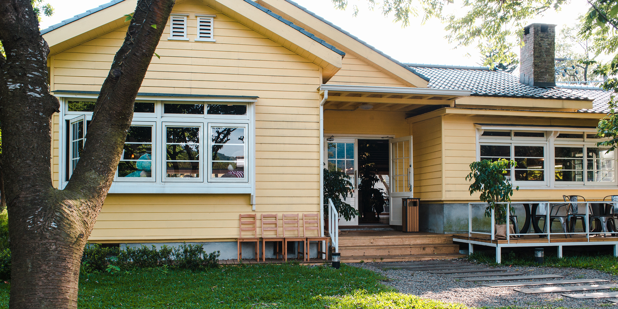 Une maison familiale de banlieue | Source : Shutterstock