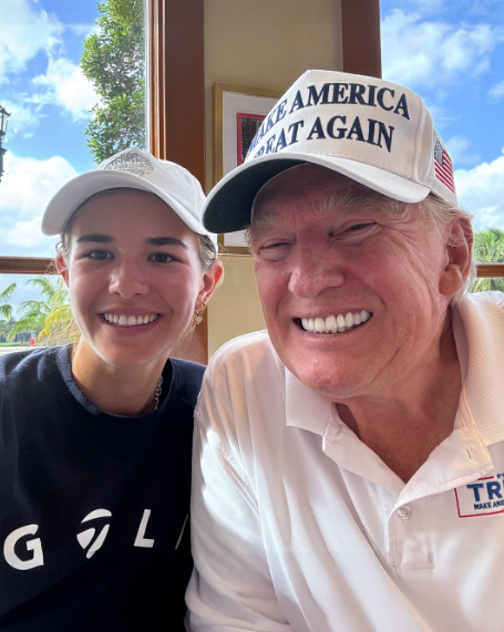 Le 10 novembre, il pose à l'intérieur pour un selfie avec sa petite-fille Kai Trump. Portant une casquette blanche