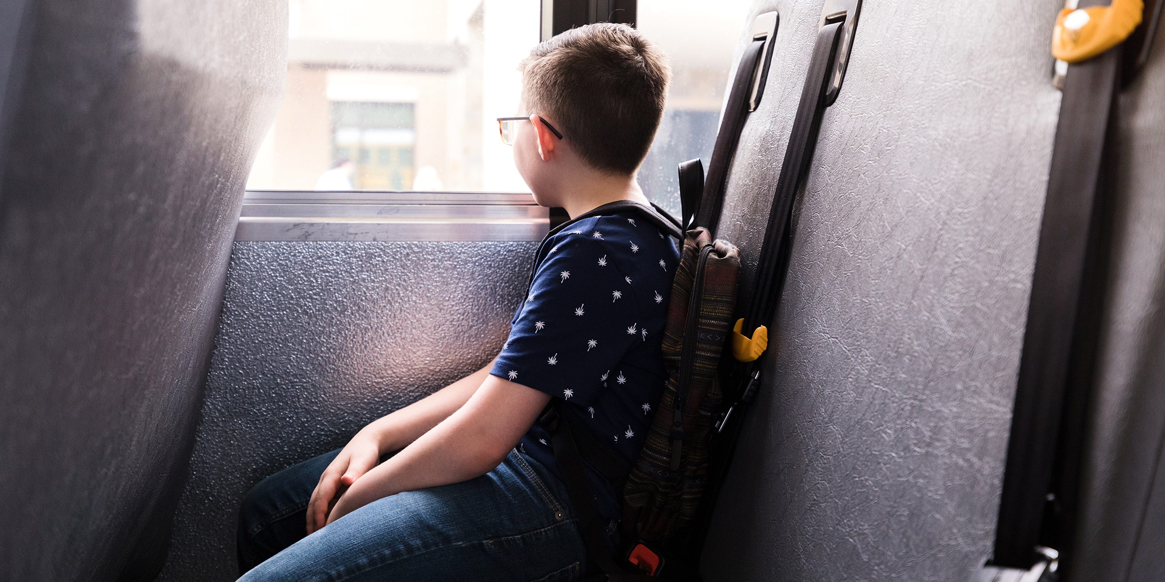 Un écolier dans un bus scolaire | Source : Getty Images