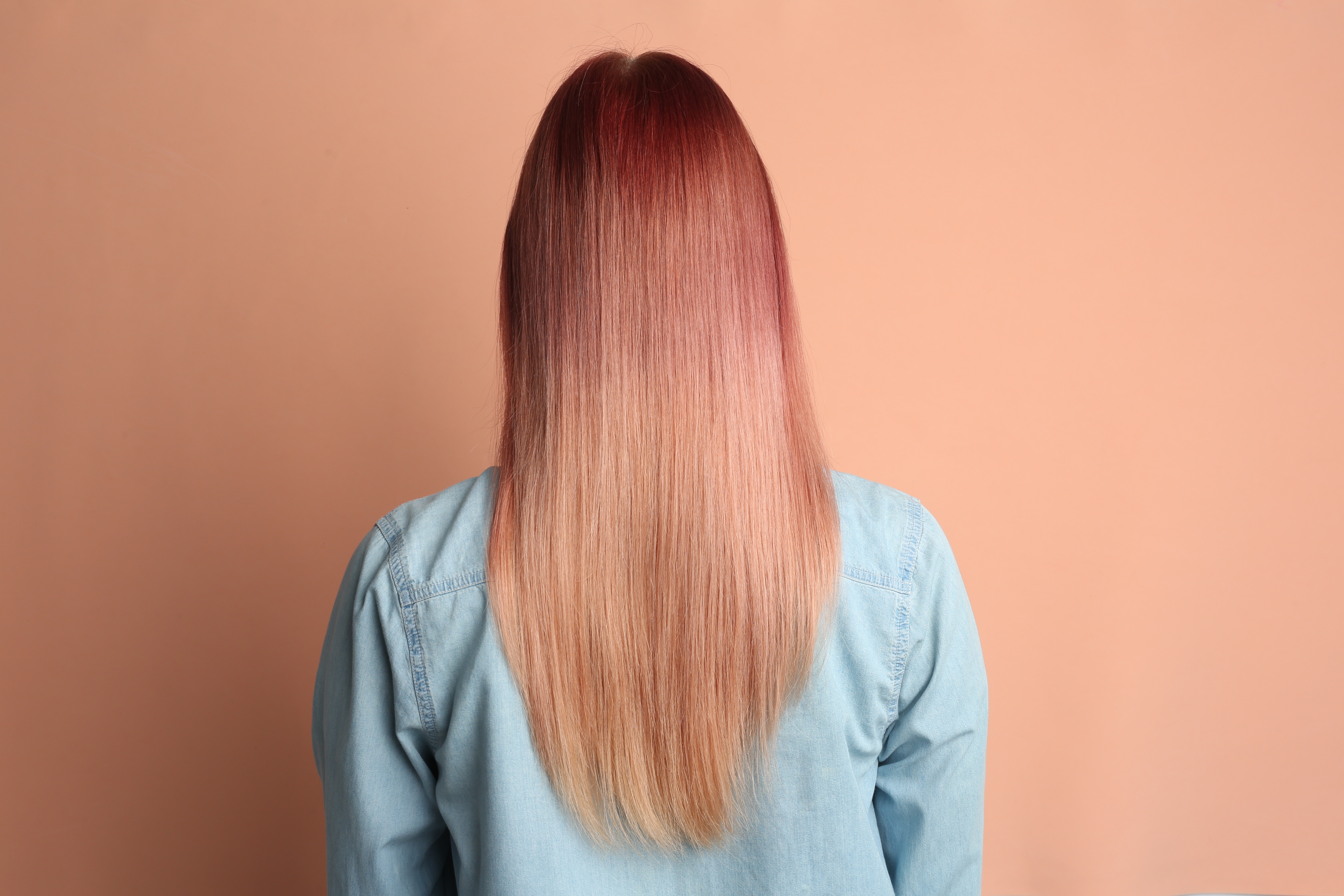 Femme aux cheveux lisses or rose | Source : Shutterstock