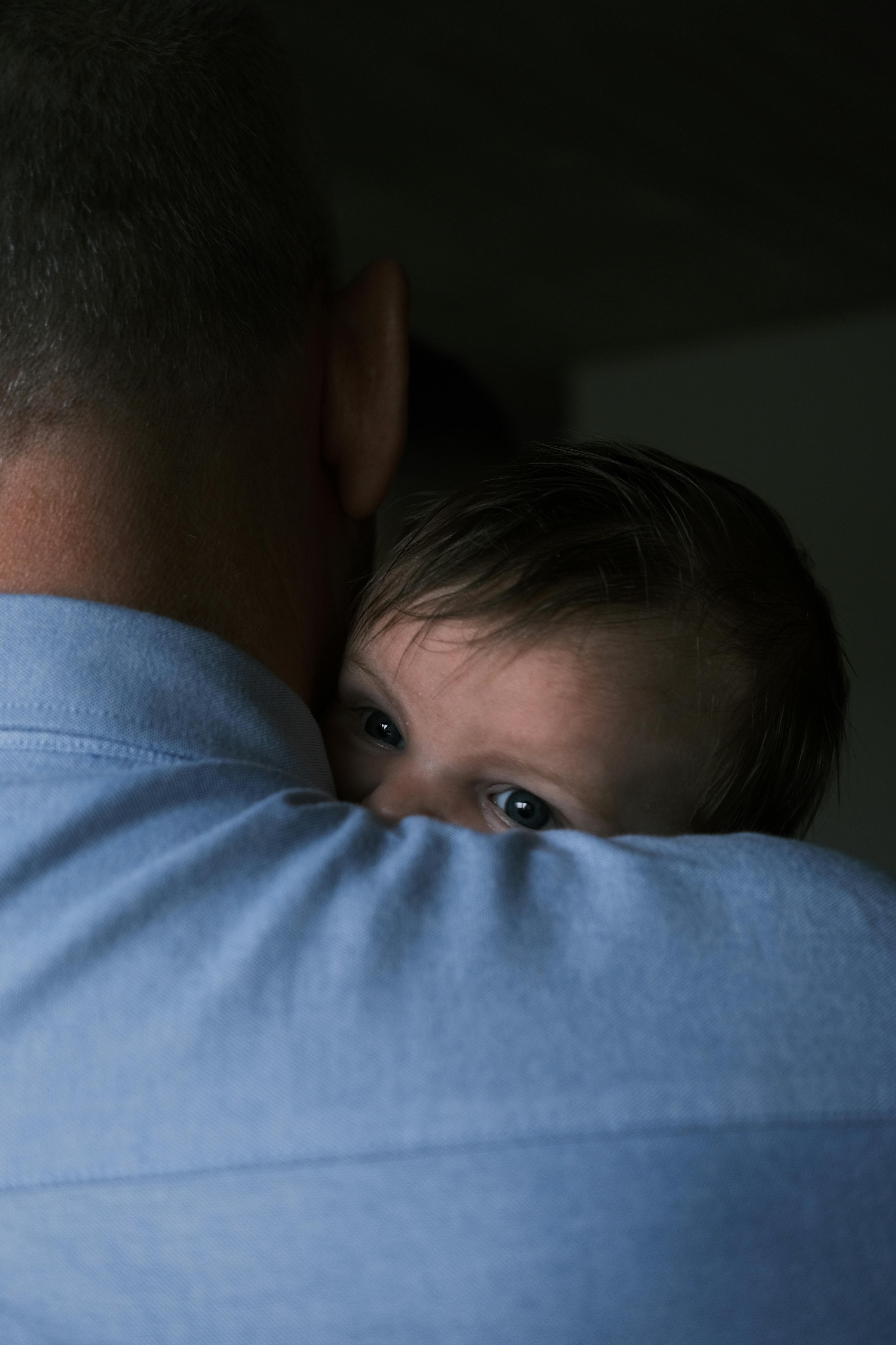 Un père tenant son enfant dans ses bras | Source : Pexels