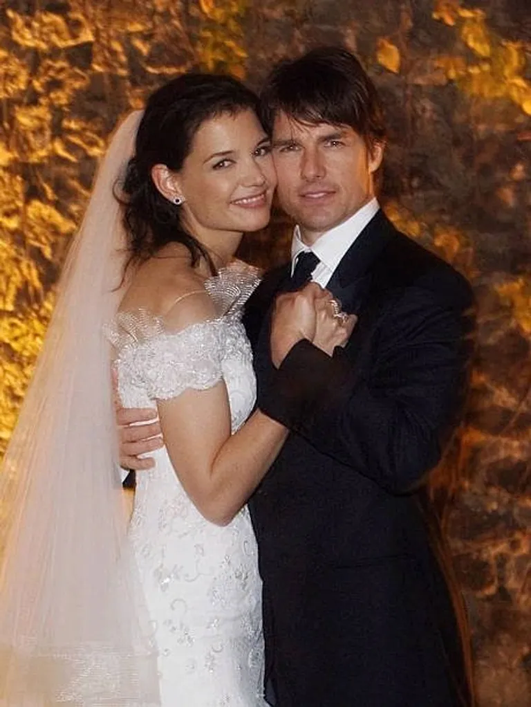 Tom Cruise (à droite) et Katie Holmes se sont mariés juste après le coucher du soleil le 18 novembre 2006 au château d'Odescalchi, qui surplombe le lac Braccino, à l'extérieur de Rome, en Italie | Photo : Getty Images