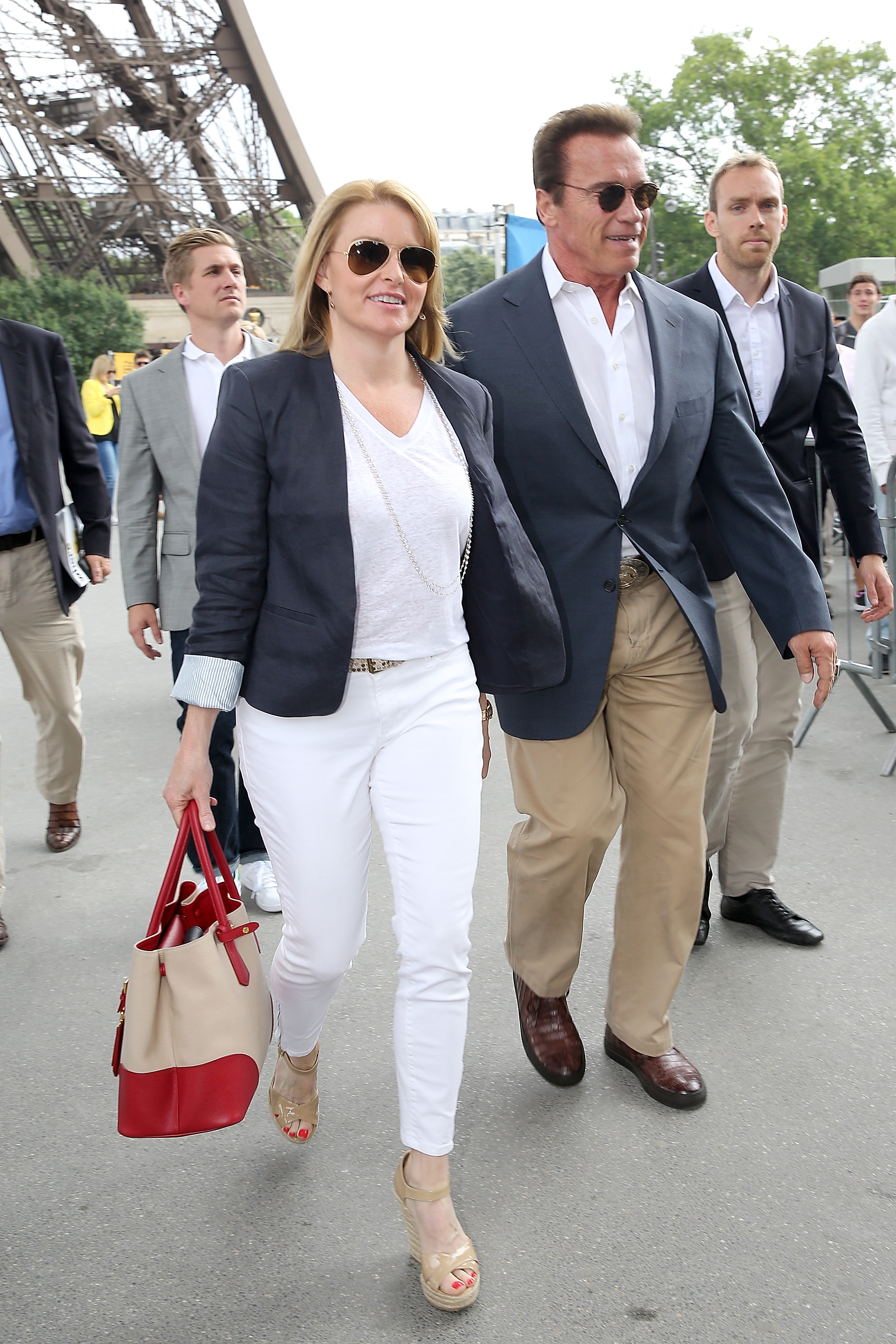 Arnold Schwarzenegger et sa compagne Heather Milligan arrivent à la Tour Eiffel pour déjeuner au restaurant « Jules Verne », le 20 juin 2015 à Paris, en France | Source : Getty Images