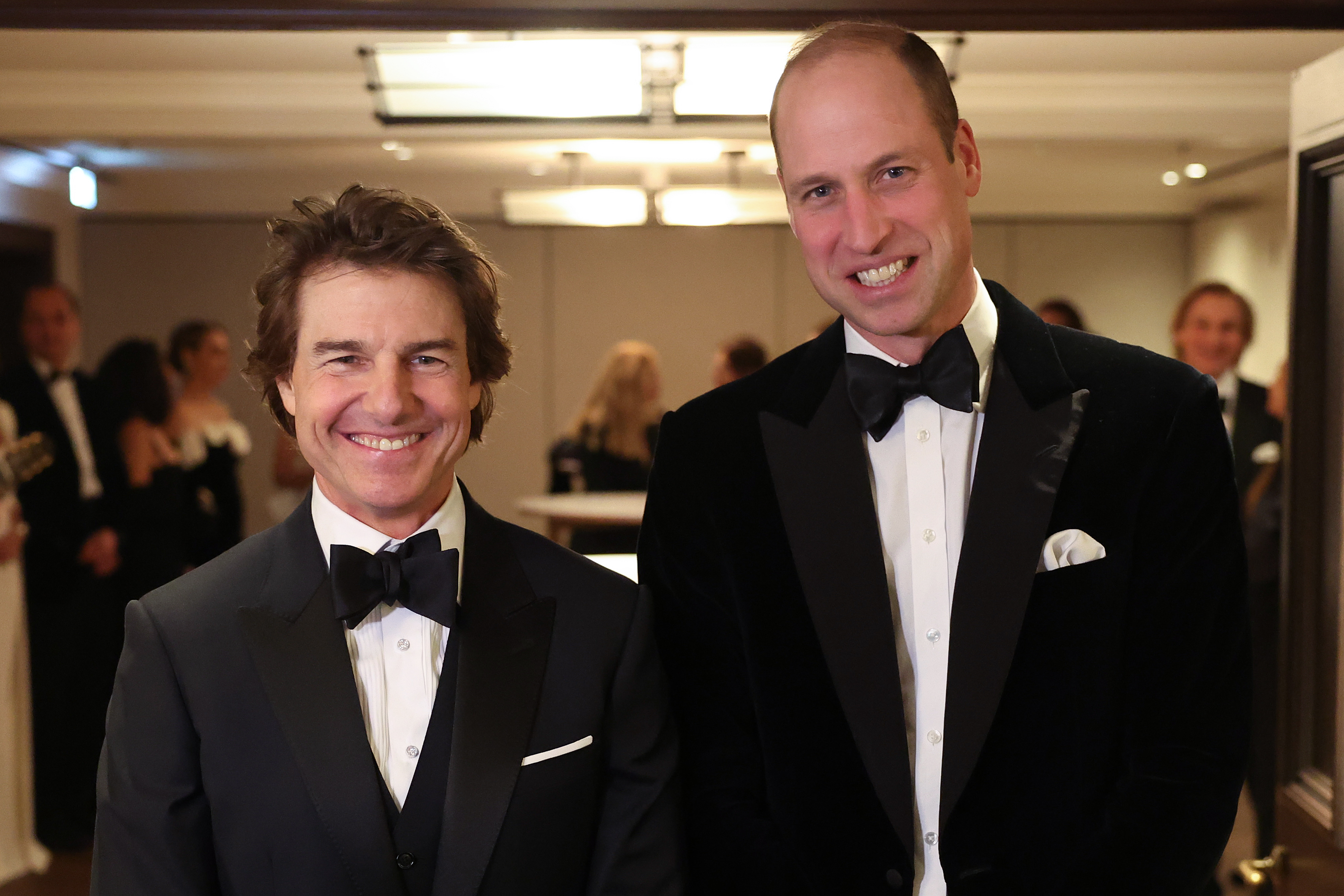 Tom Cruise pose avec le prince William de Grande-Bretagne lors du dîner de gala de bienfaisance de la London Air Ambulance à Londres, en Angleterre, le 7 février 2024. | Source : Getty Images