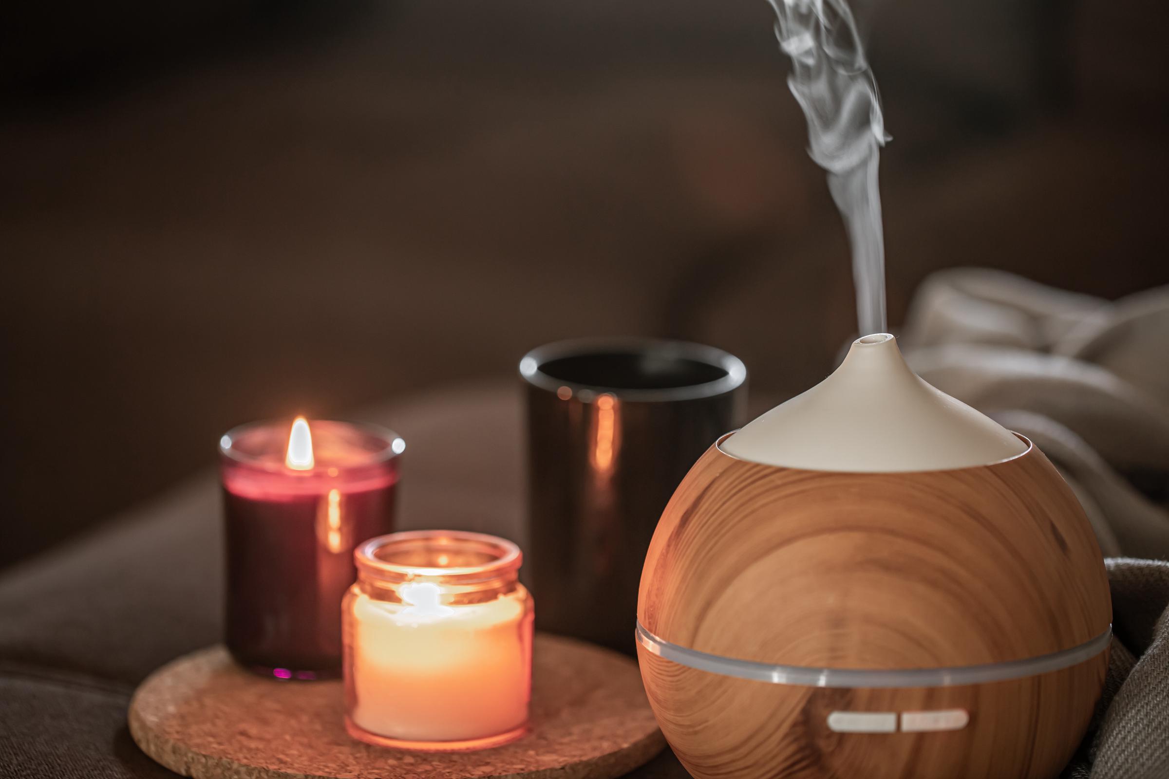 Diffuseur d'huile près de bougies allumées. | Source : Freepik