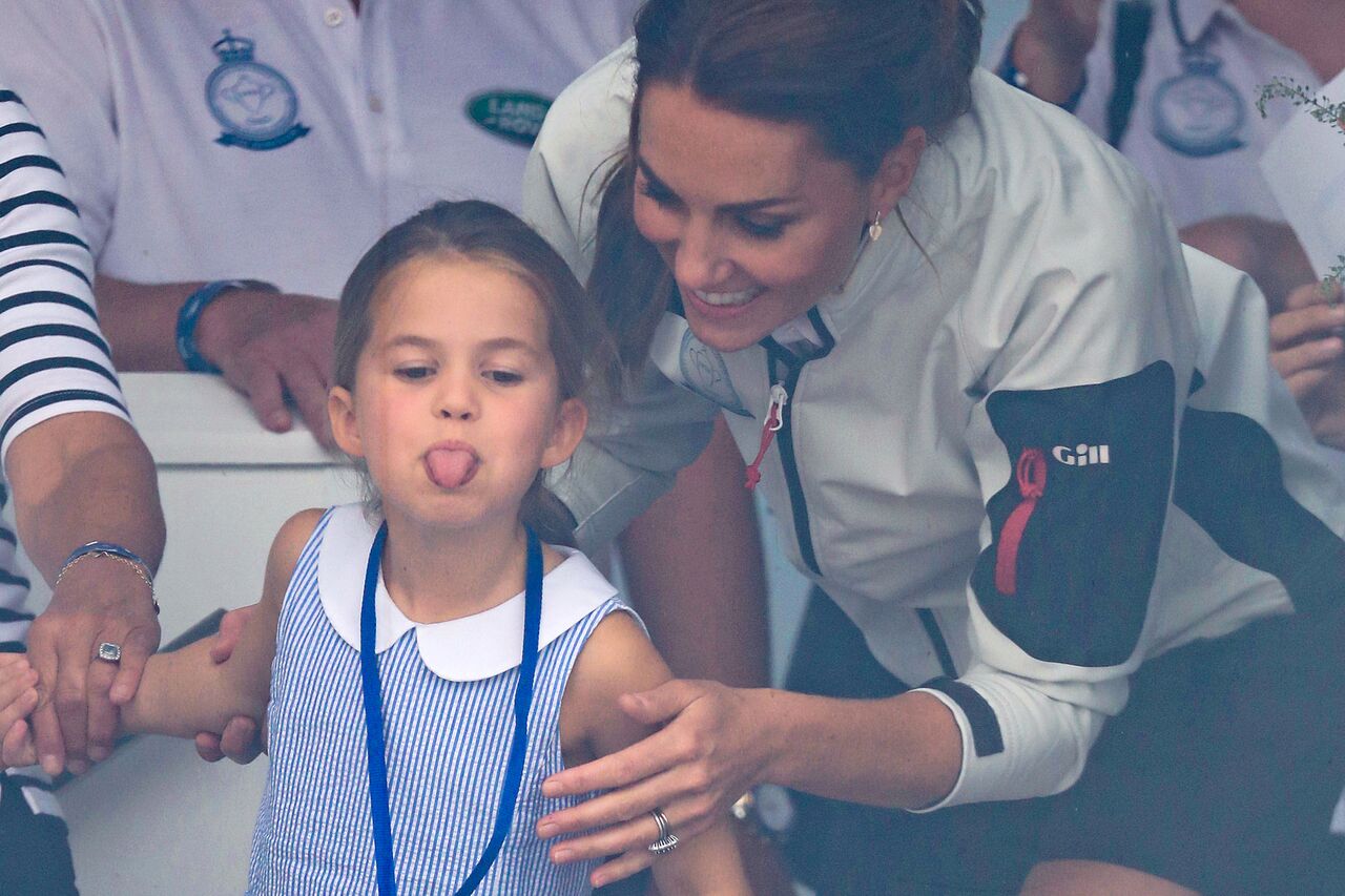 La princesse Charlotte tire la langue à la foule pendant la course de charité de la King's Cup. |Photo : Getty Images