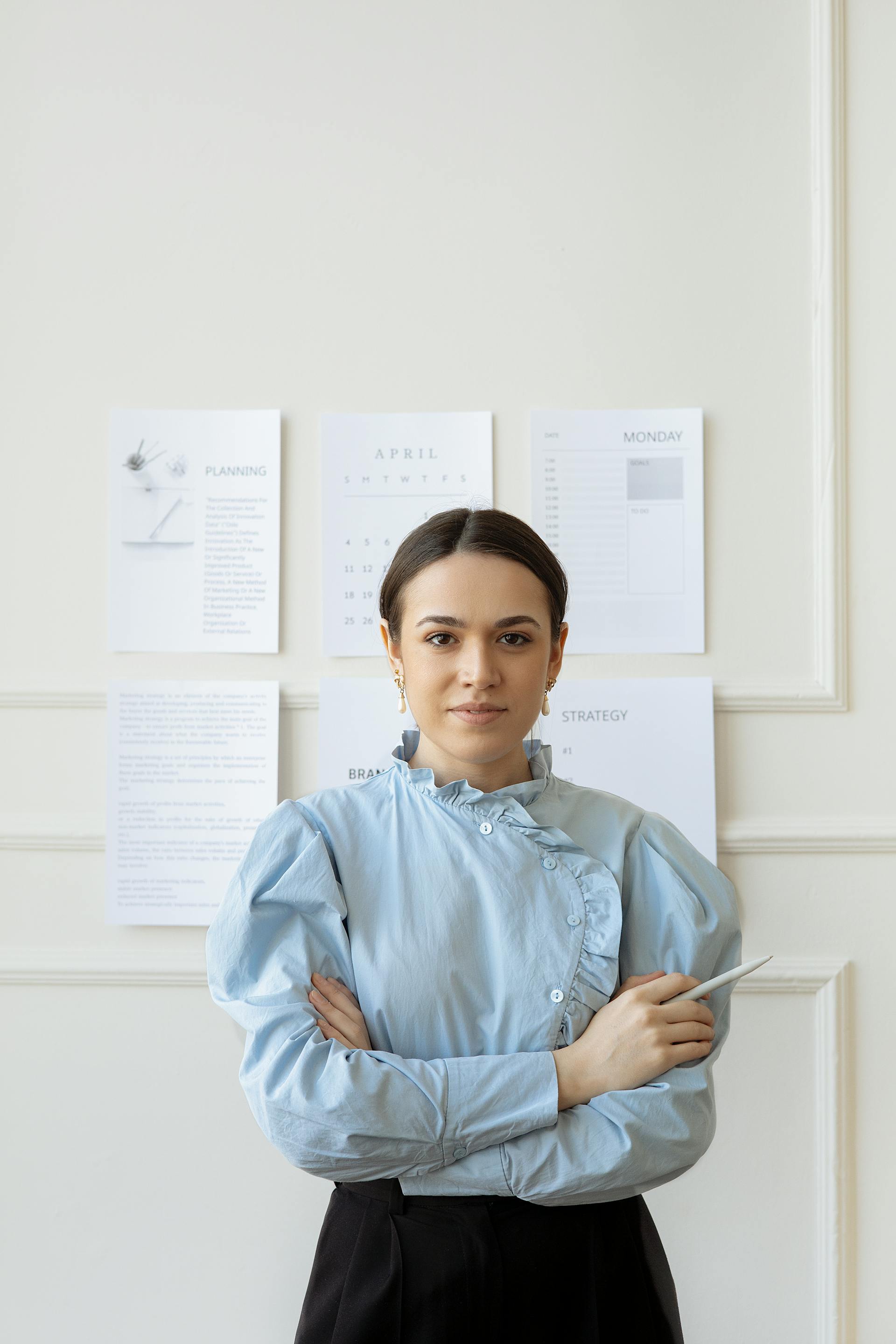 Une femme debout, les bras croisés | Source : Pexels