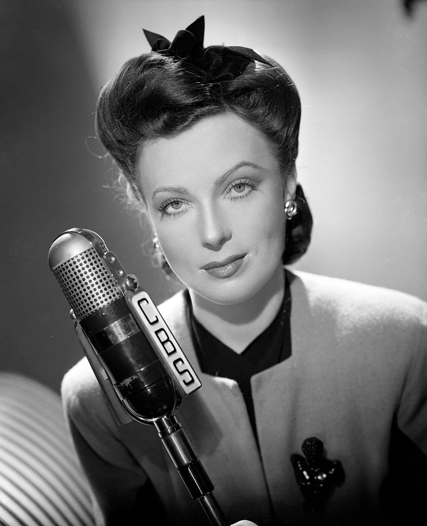 Agnes Moorehead au micro de la radio CBS à Hollywood, Californie, en janvier 1943 | Photo : Getty Images