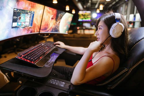Une femme jouant en ligne. | Photo : Pexels