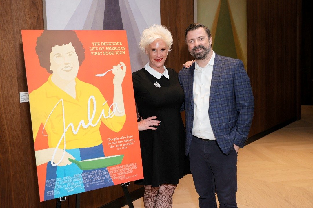 Anne Burrell et son mari Stuart Claxton lors de la projection spéciale du film "Julia" organisée par Sony Pictures Classics & The Cinema Society au One Vanderbilt le 10 novembre 2021 à New York. | Source : Getty Images