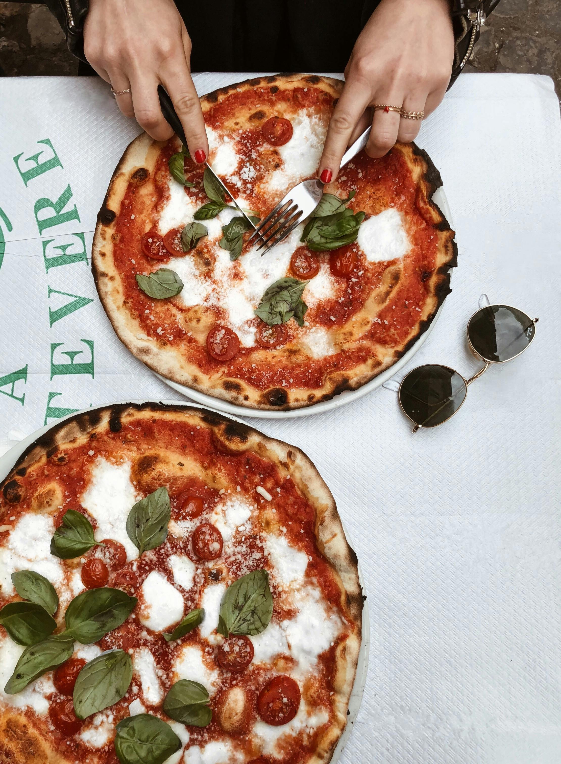 Deux assiettes de pizza | Source : Pexels