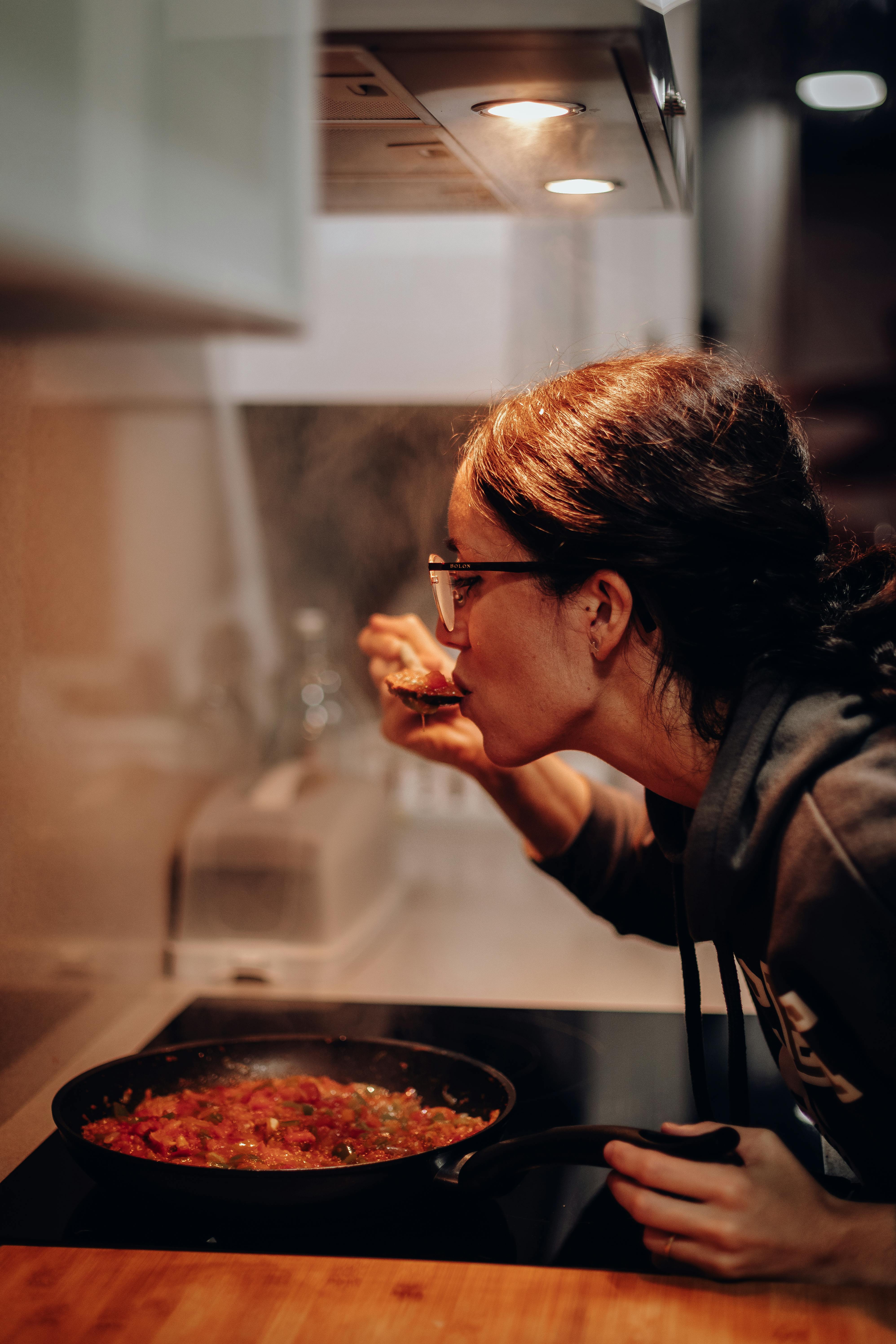 Une femme en train de cuisiner | Source : Pexels