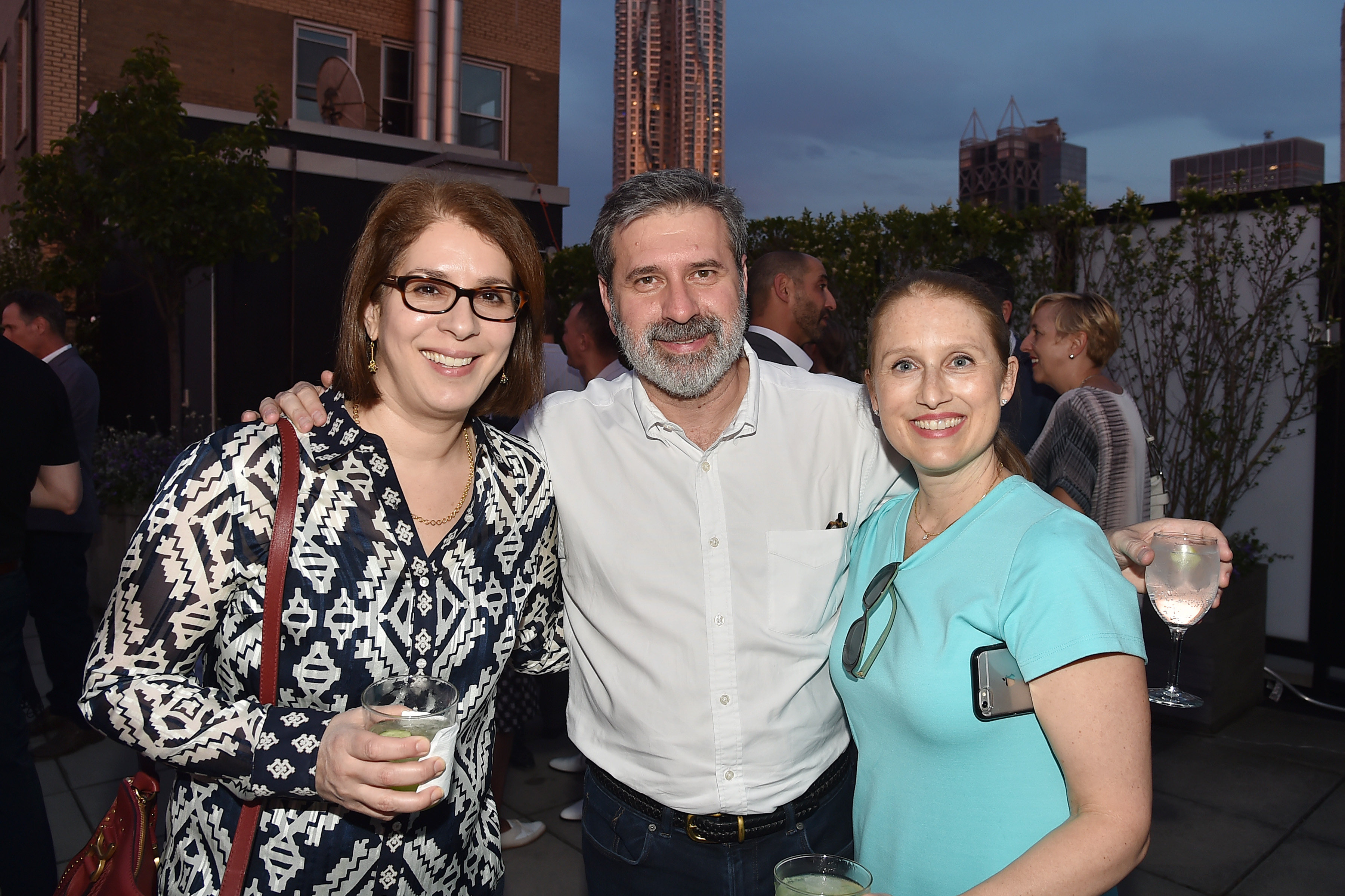 Neda et Christopher Morvillo posant pour une photo avec une invitée nommée Leann Graeff lors de l'événement Summer Birthday Cocktails For Lawrence Kaplan à New York le 21 juin 2018 | Source : Getty Images