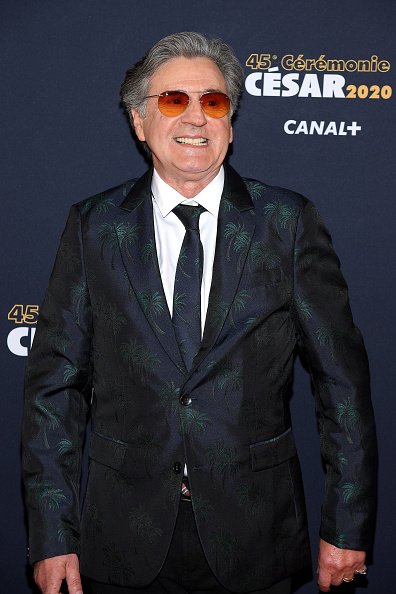 Daniel Auteuil arrive à la cérémonie des Cesar Film Awards 2020 à la Salle Pleyel à Paris le 28 février 2020 à Paris, France. | Photo : Getty Images