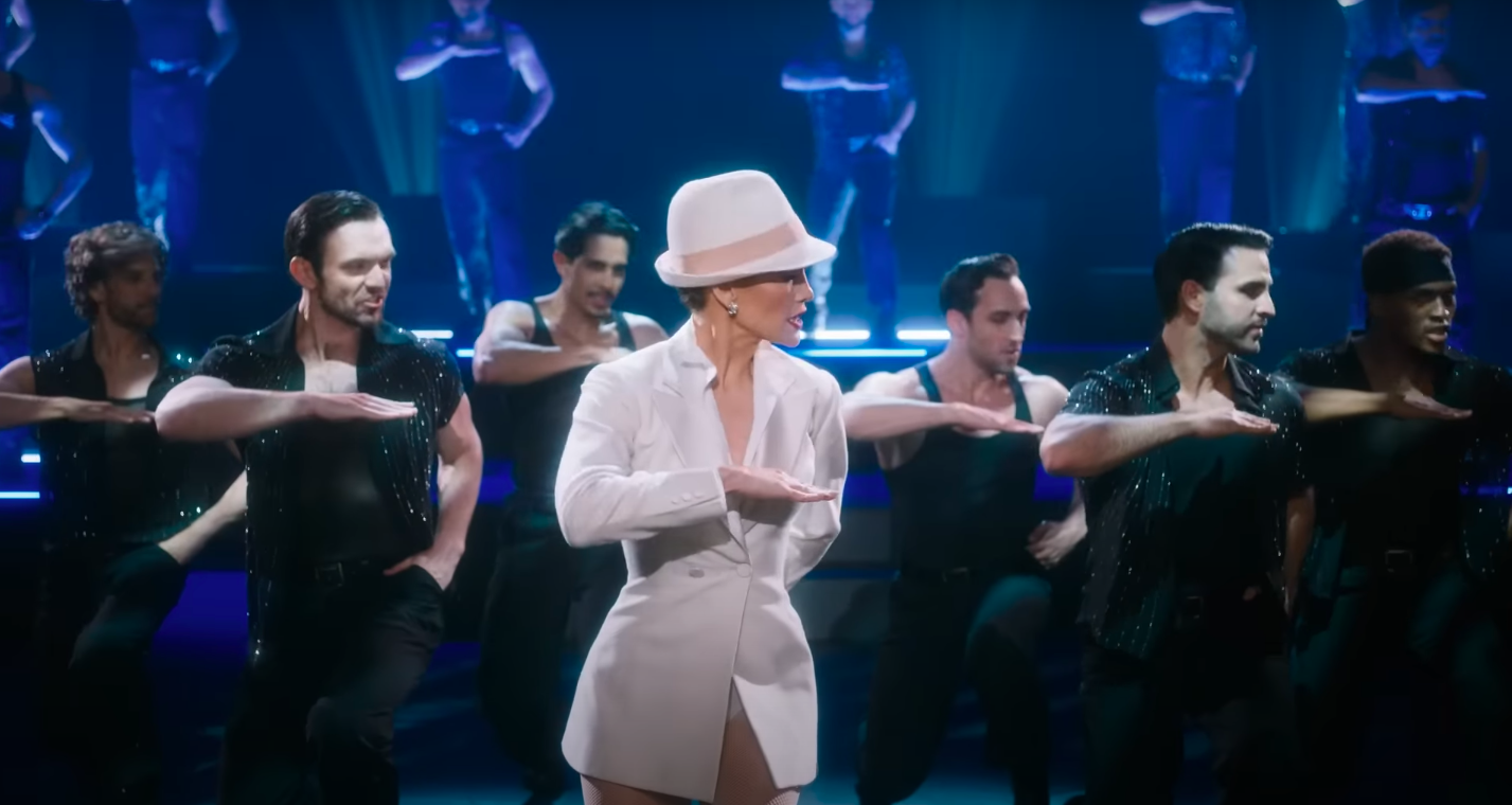Jennifer Lopez danse avec des choristes dans la bande-annonce du film. | Source : YouTube/Jennifer Lopez