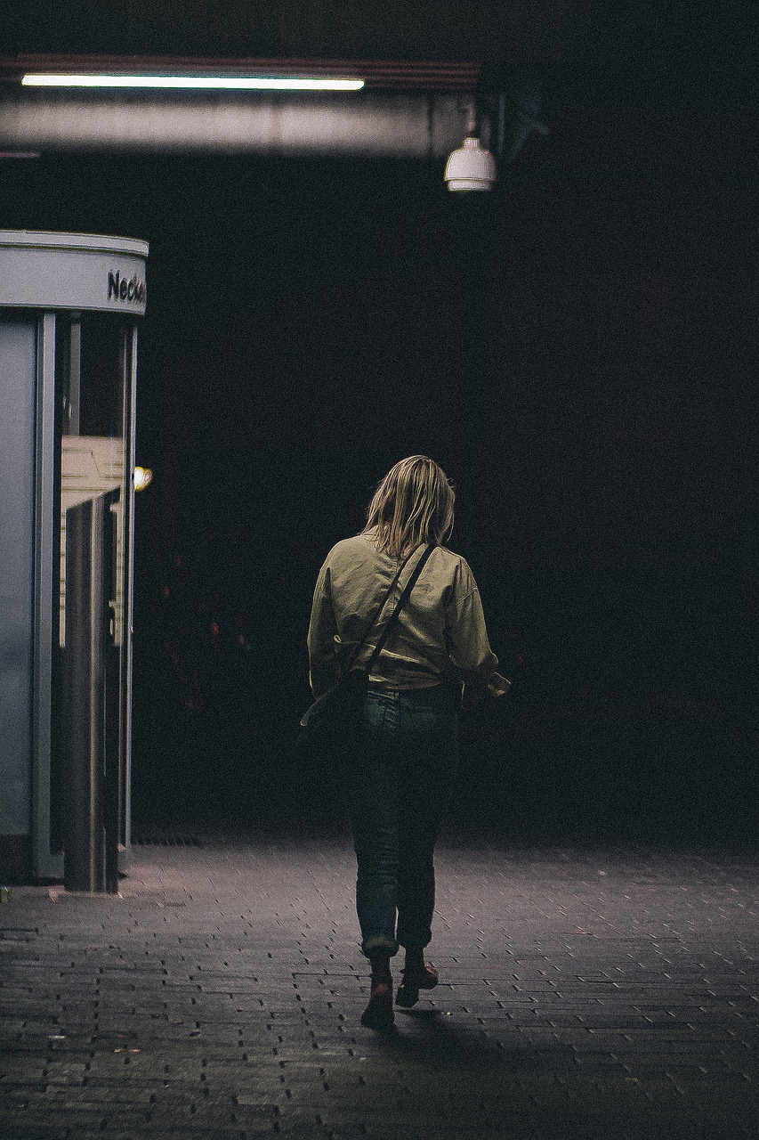 Personne marchant la nuit | Source : Pixabay