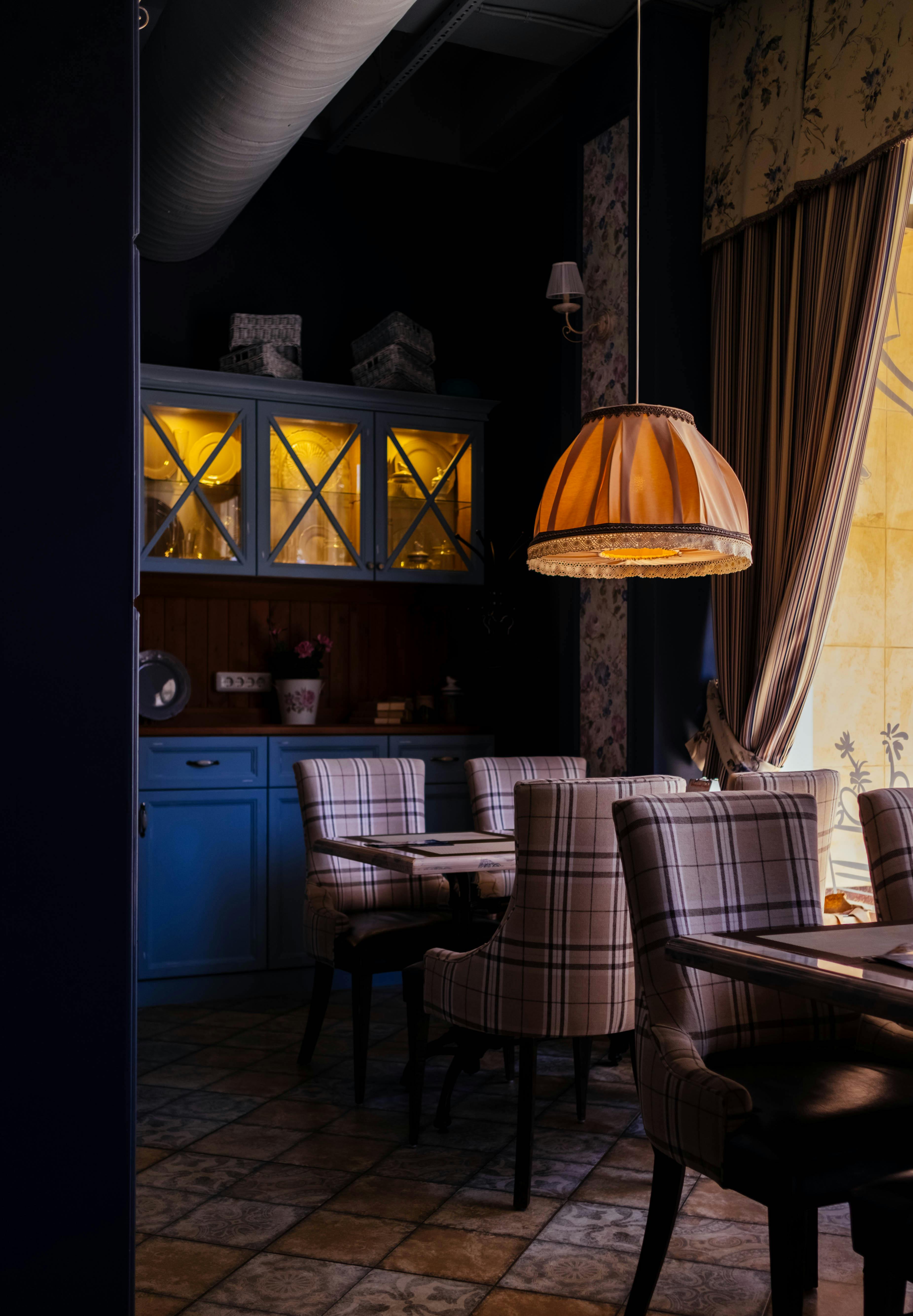 Des chaises vintage dans une maison | Source : Pexels
