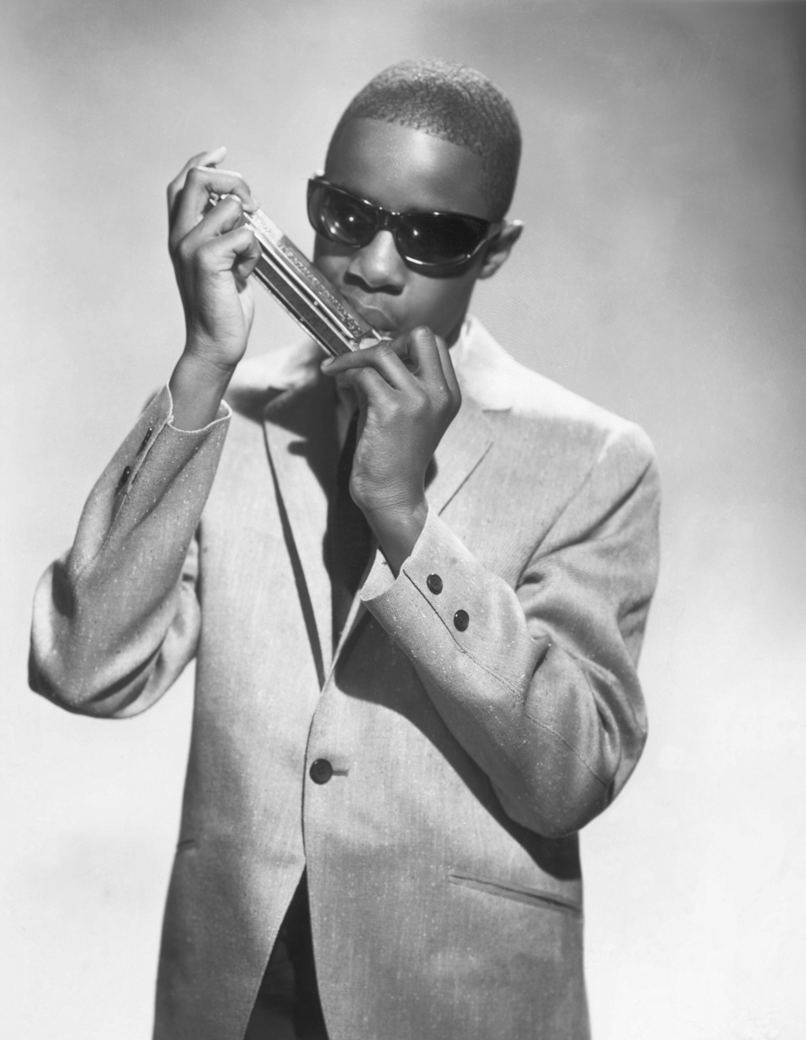 Stevie Wonder jouant de l'harmonica le 1er janvier 1960 | Source : Getty Images