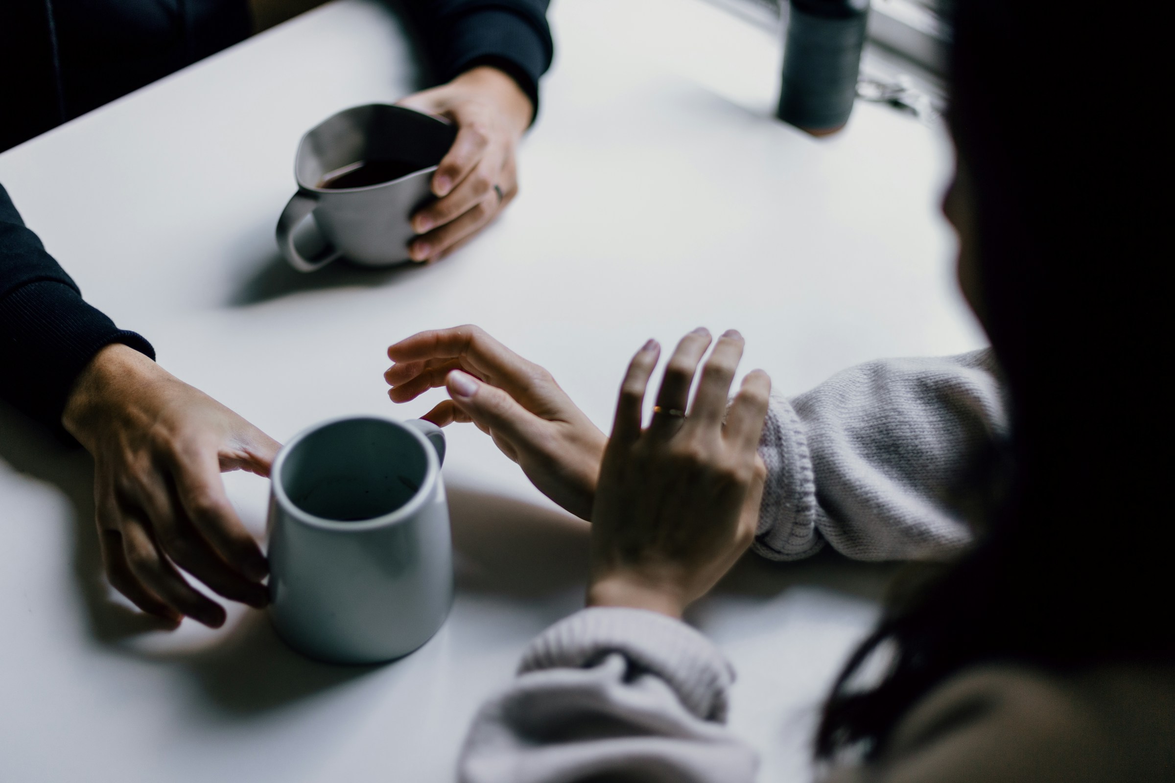 A couple sitting and talking | Source: Unsplash