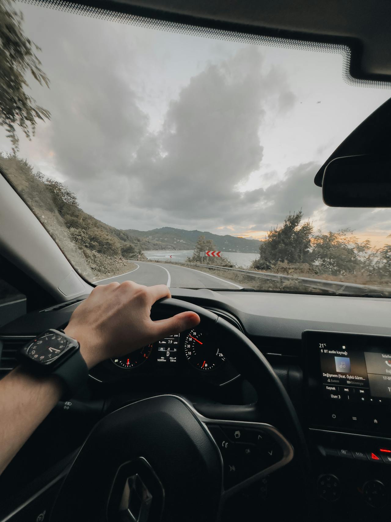 Un homme au volant d'une voiture | Source : Pexels